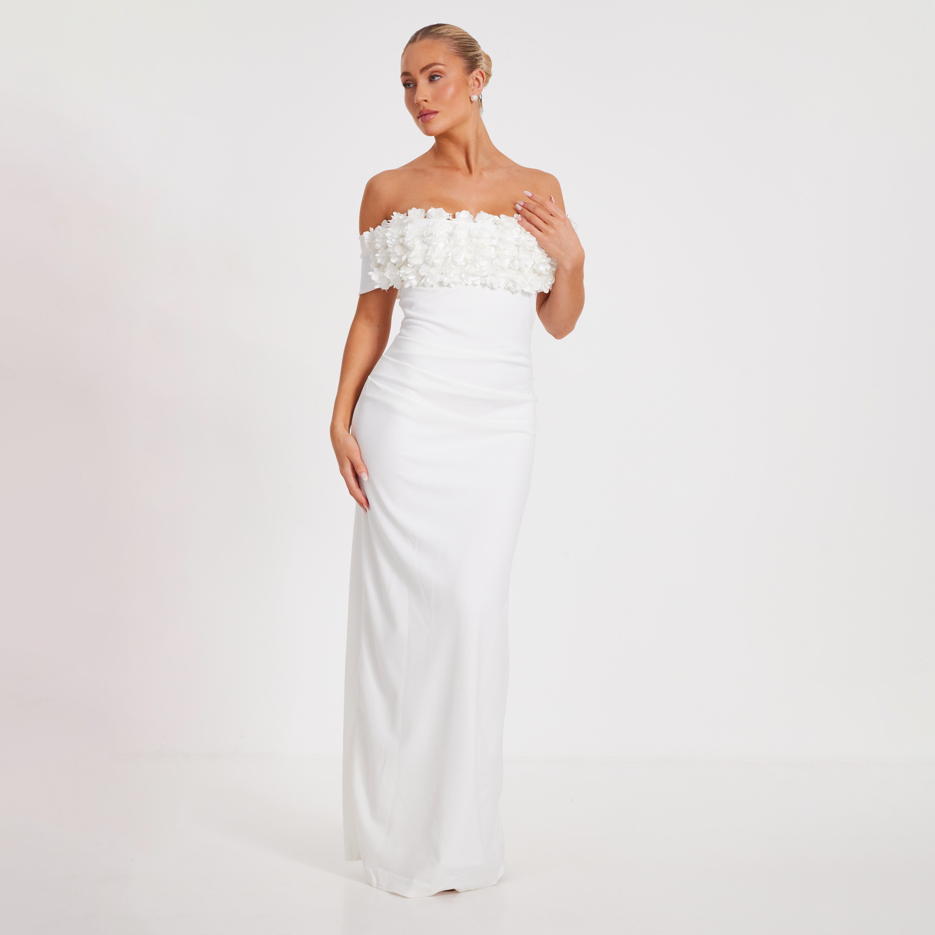 فستان سهرة ماكسي ابيض كريب بكتف واحد مجسم بزهور ثلاثية الابعاد من كويز-women-clothing-dresses-image-1