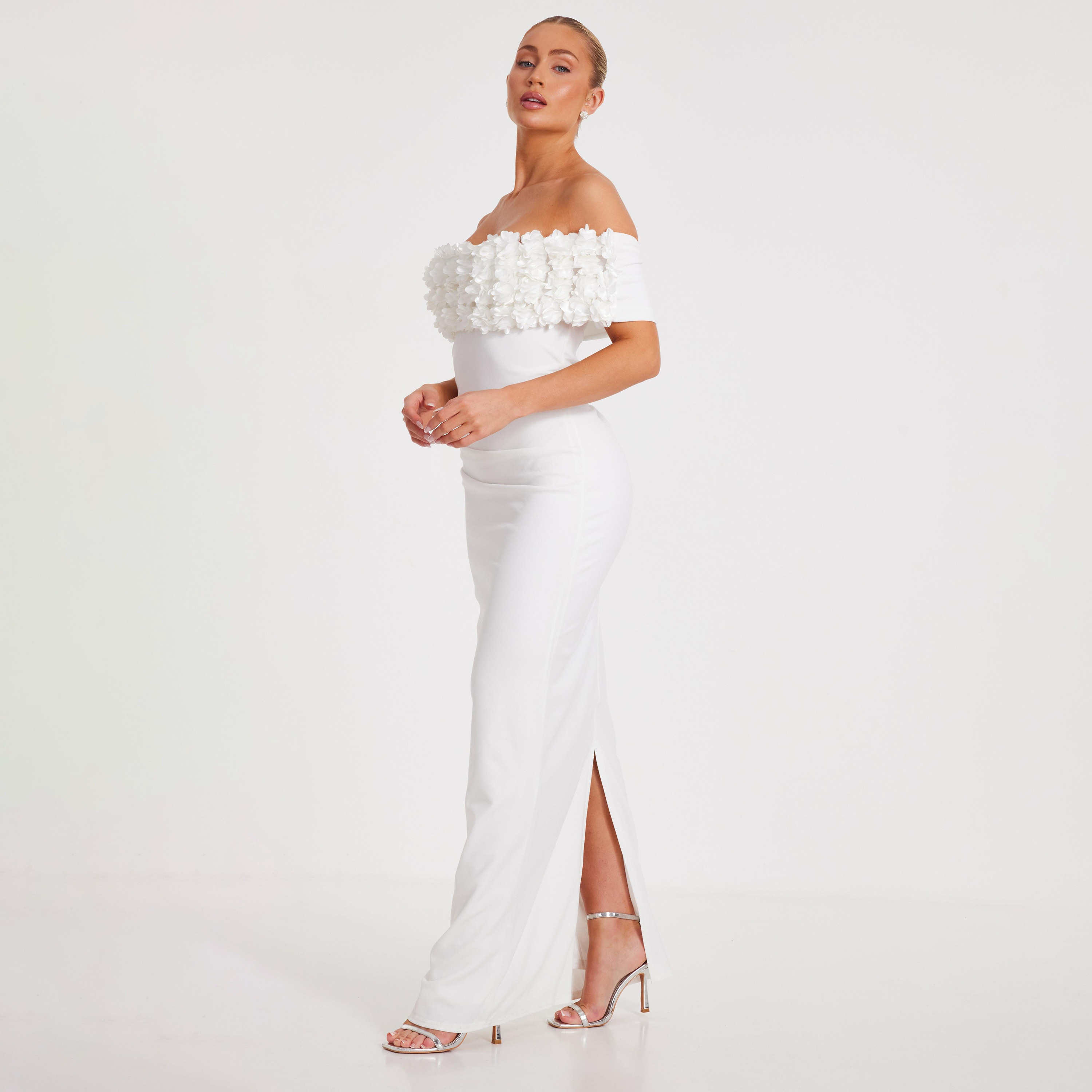 فستان سهرة ماكسي ابيض كريب بكتف واحد مجسم بزهور ثلاثية الابعاد من كويز-women-clothing-dresses-image-2