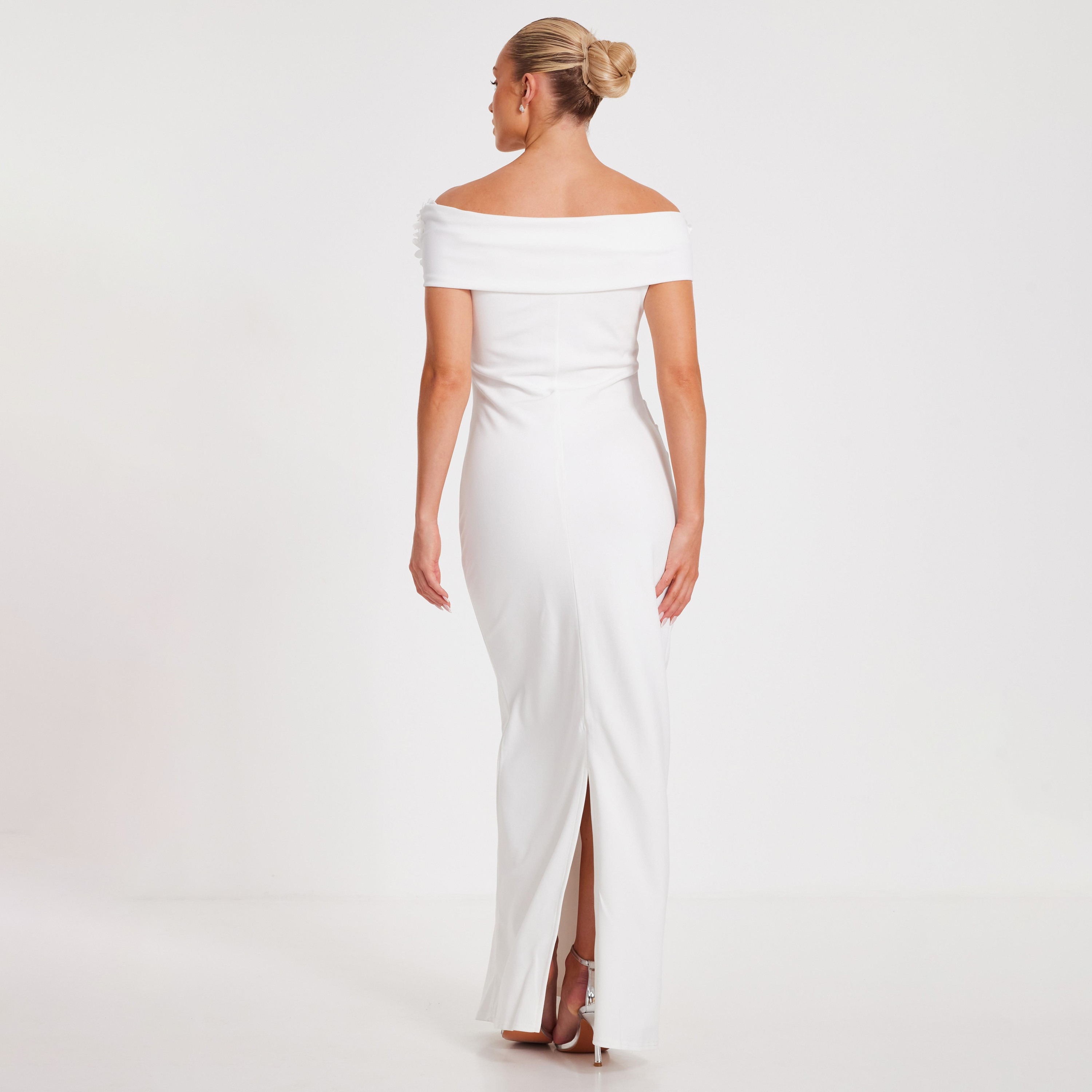 فستان سهرة ماكسي ابيض كريب بكتف واحد مجسم بزهور ثلاثية الابعاد من كويز-women-clothing-dresses-image-3