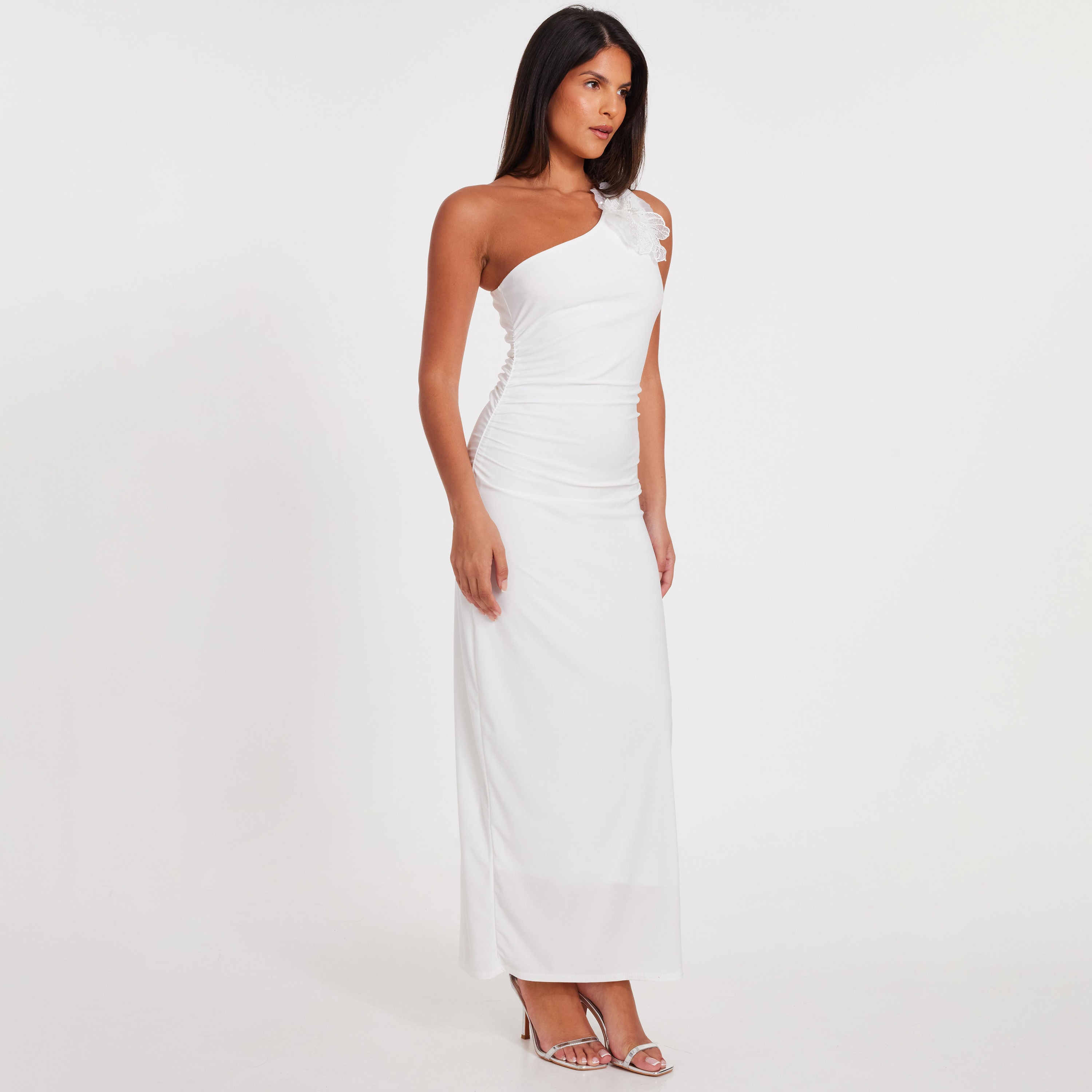 فستان ماكسي ابيض كريب سكوبا بكتف واحد مجسم بزهور ثلاثية الابعاد من كويز-women-clothing-dresses-image-2