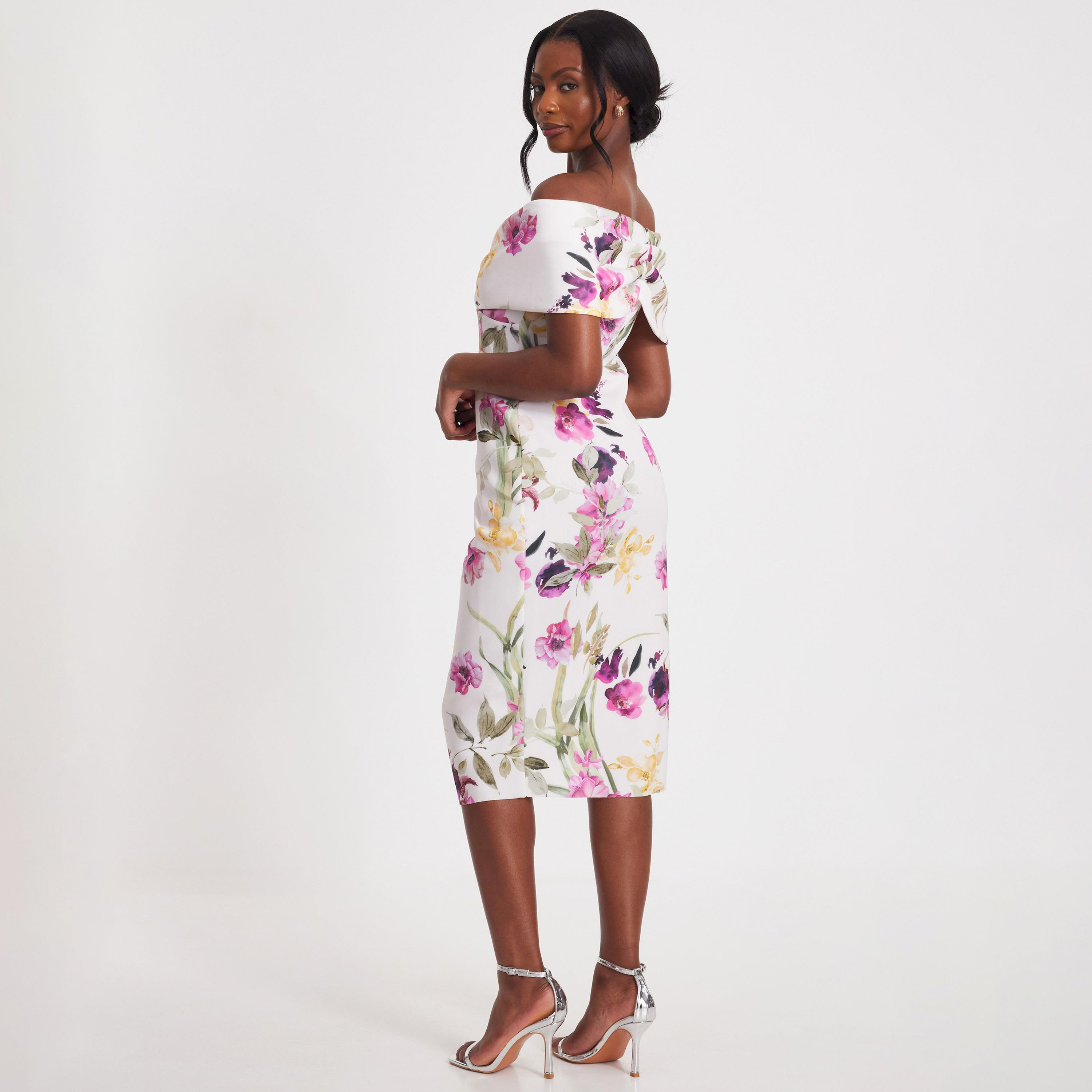 كويز-  فستان بطول متوسط (ميداكسي) أبيض من قماش سكوبا فوم باردو نقشة زهور-women-clothing-dresses-image-3