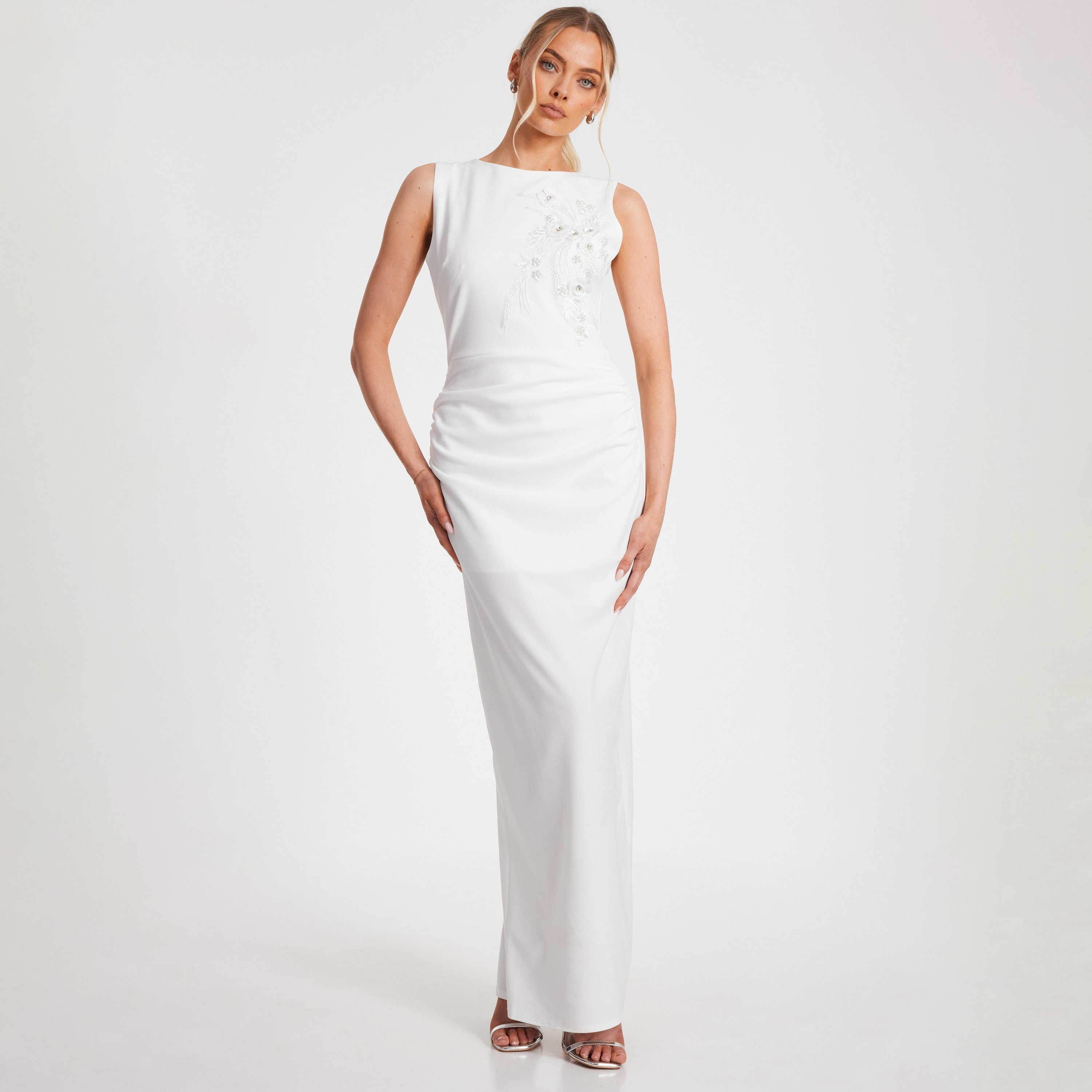 فستان ماكسي أبيض مطرز ومزخرف بفتحة من قماش الكريب السكوبا للنساء من كويز-women-clothing-dresses-image-1
