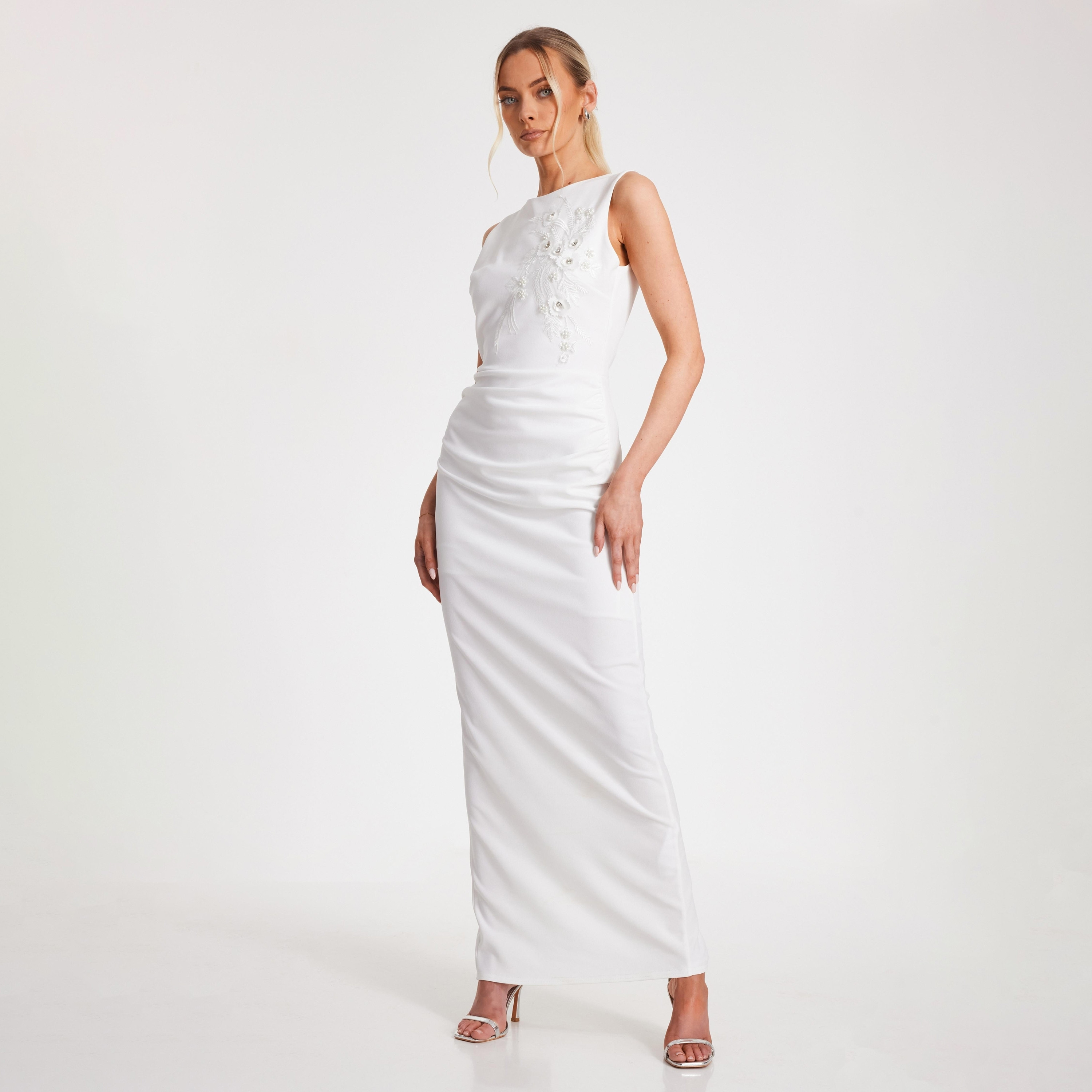 فستان ماكسي أبيض مطرز ومزخرف بفتحة من قماش الكريب السكوبا للنساء من كويز-women-clothing-dresses-image-2