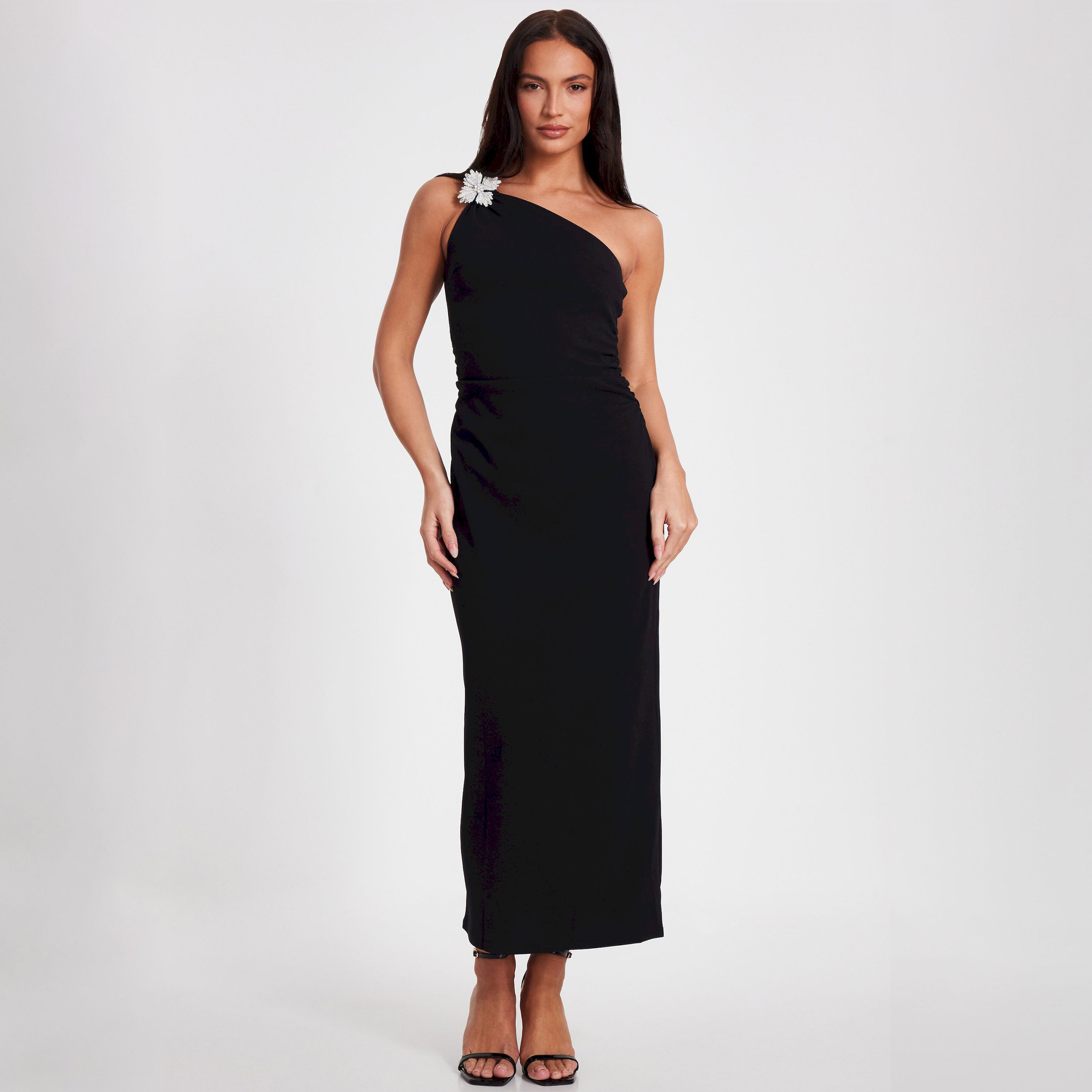كويز-  فستان بطول متوسط (ميداكسي) أسود غير متماثل من قماش الكريب سكوبا مع زينة-women-clothing-dresses-image-1