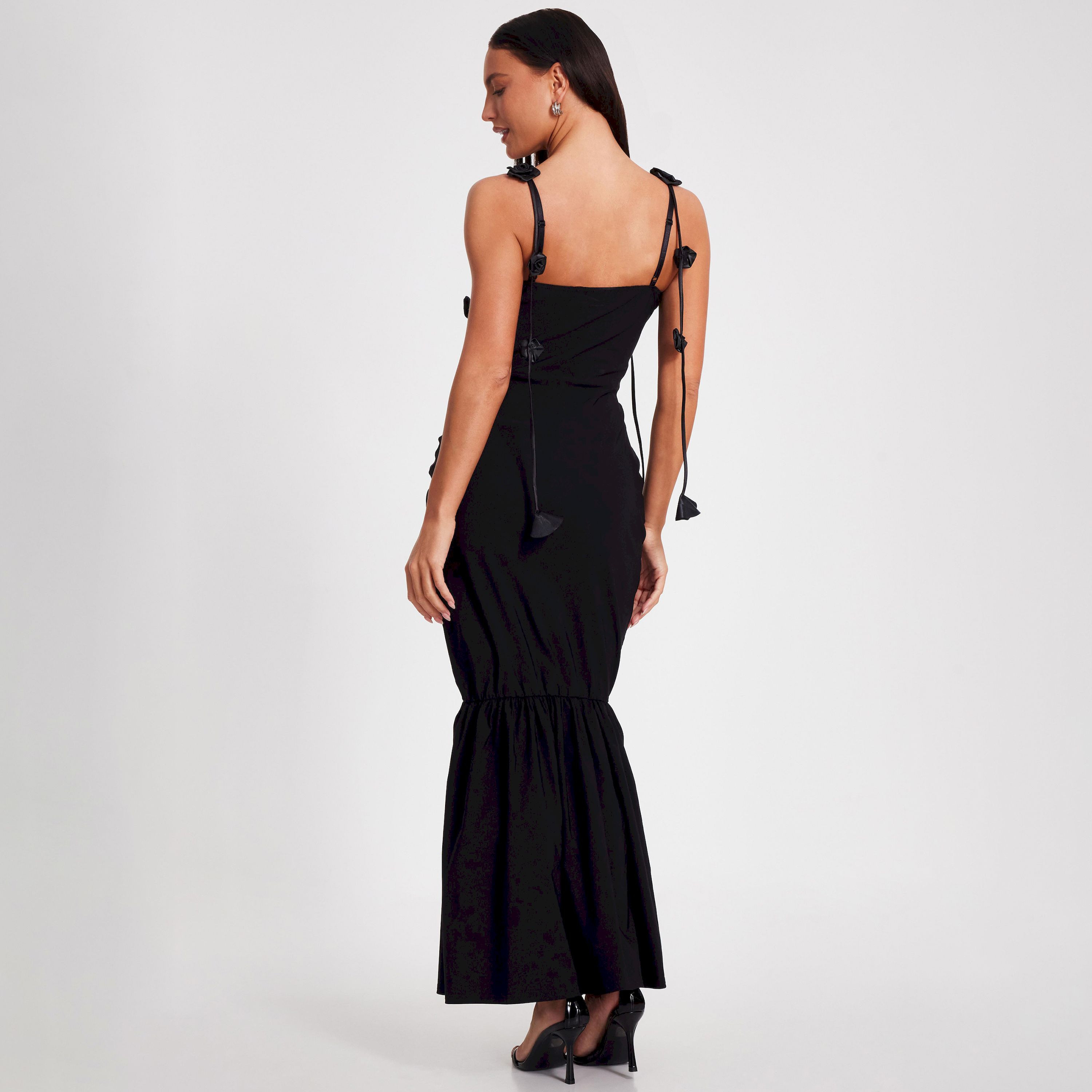 كويز-  فستان ماكسي أسود بقصة ذيل السمكة من البنغال مع نقشة زهور متدلية-women-clothing-dresses-image-3