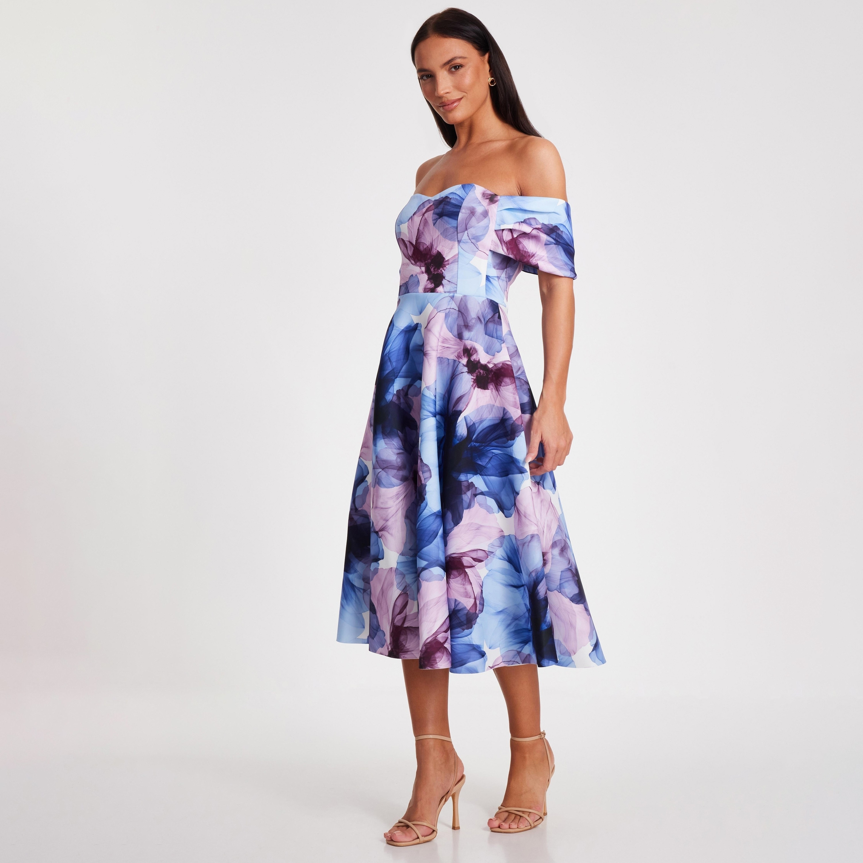 فستان نسائي متوسط الطول أزرق فاتح بفتحة صدر باردو مزين بالزهور من كويز-women-clothing-dresses-image-2
