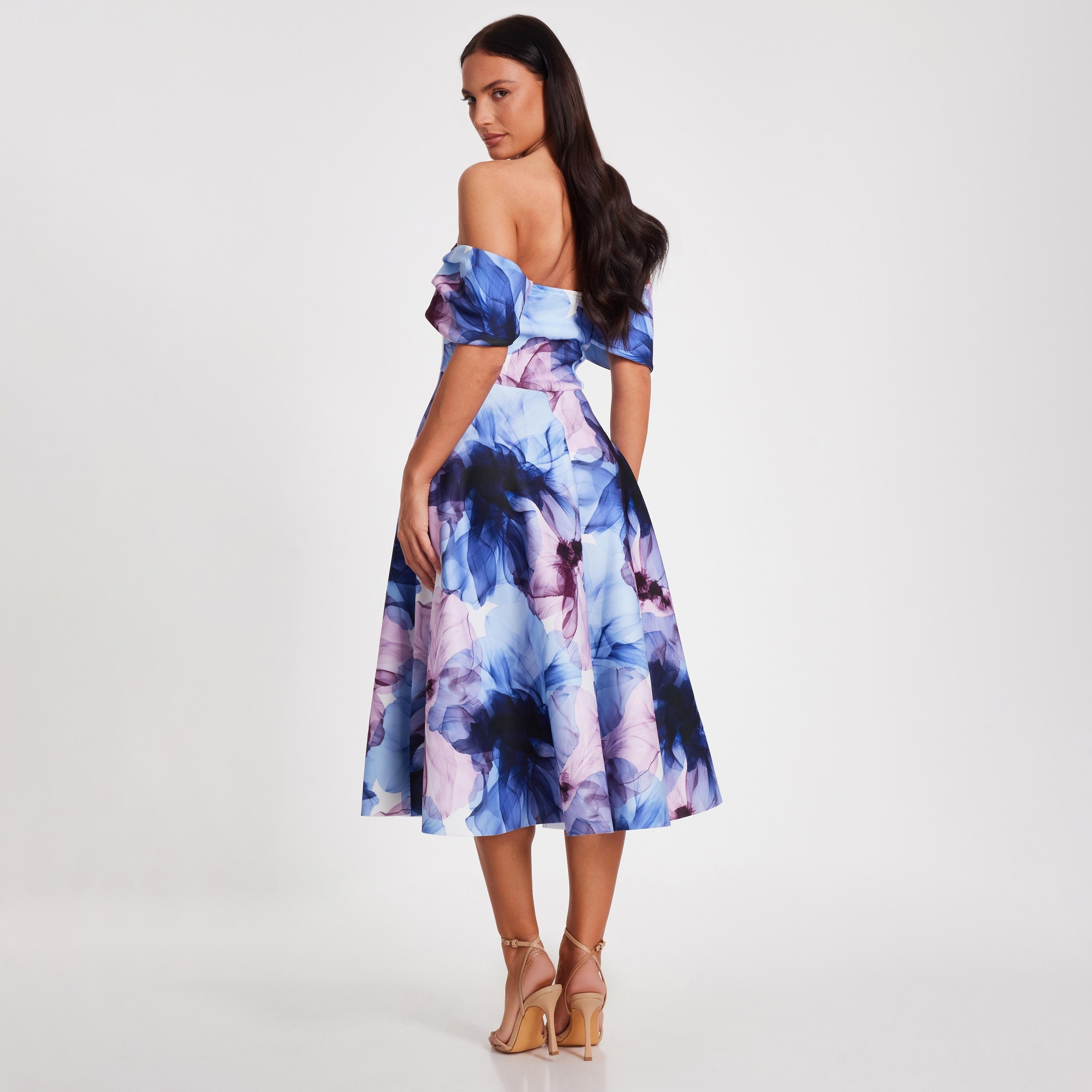 فستان نسائي متوسط الطول أزرق فاتح بفتحة صدر باردو مزين بالزهور من كويز-women-clothing-dresses-image-3