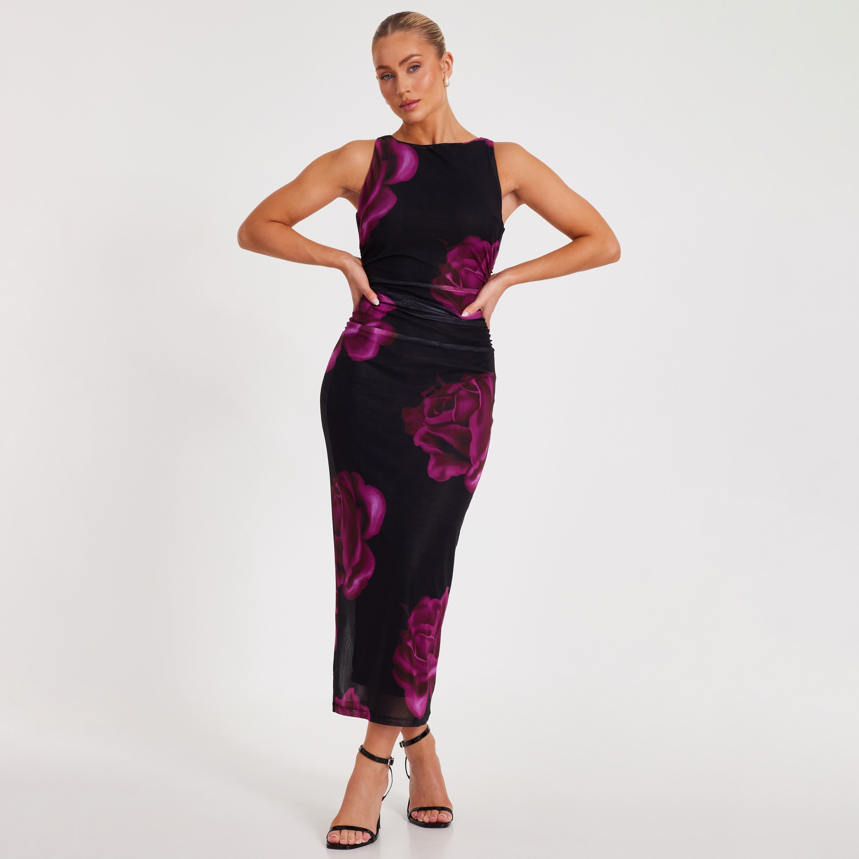 فستان ماكسي نسائي أسود ضيق بطبعة زهور شبكية مكشكشة من كويز-women-clothing-dresses-image-1