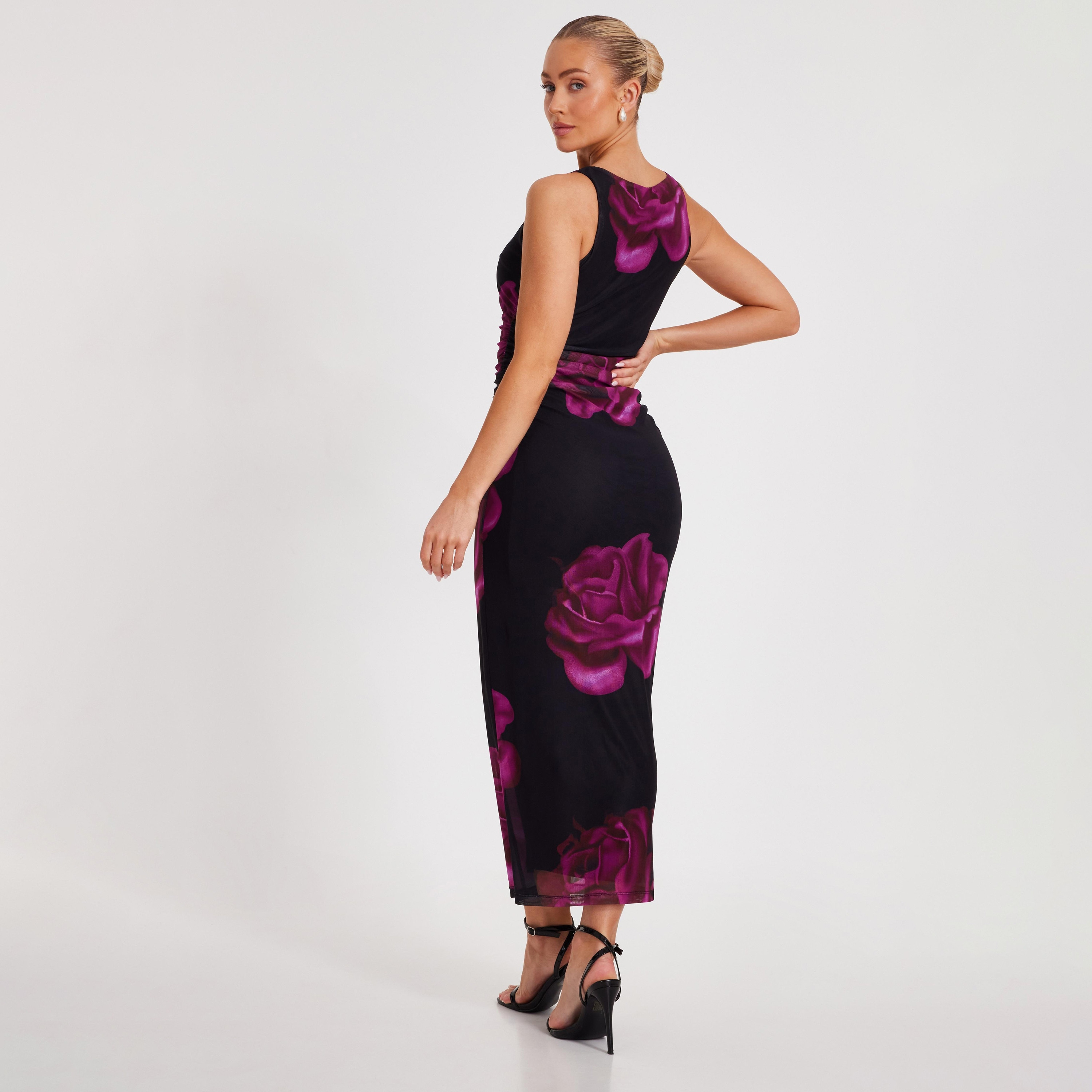 فستان ماكسي نسائي أسود ضيق بطبعة زهور شبكية مكشكشة من كويز-women-clothing-dresses-image-3