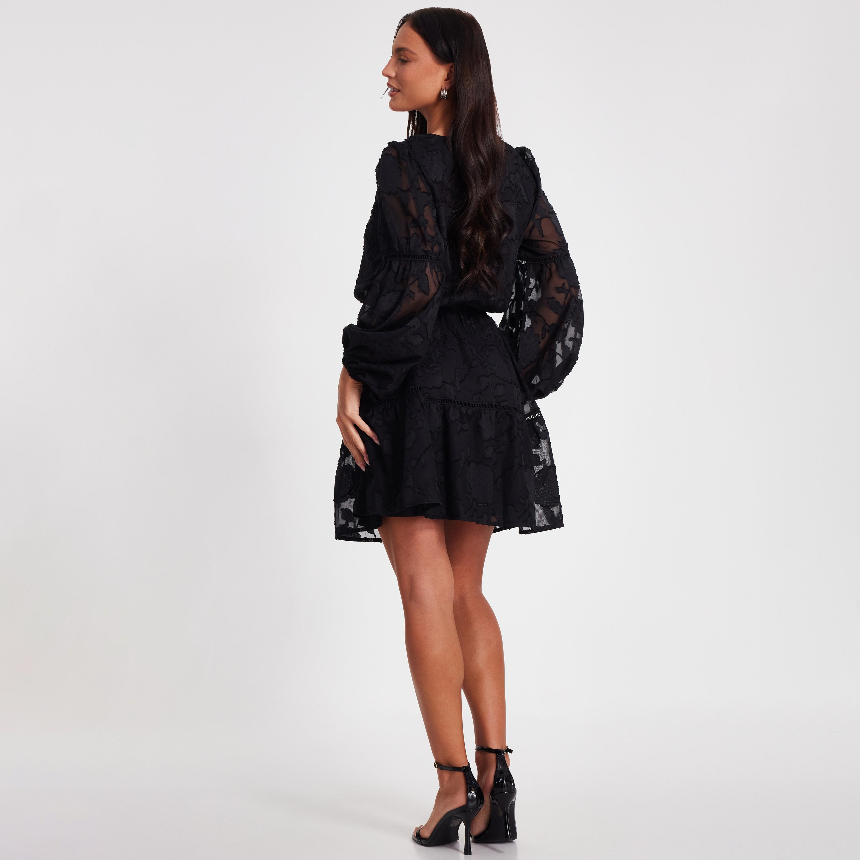 فستان قصير أسود بأكمام مرنة من الجاكار المنسوج للنساء من كويز-women-clothing-dresses-image-3