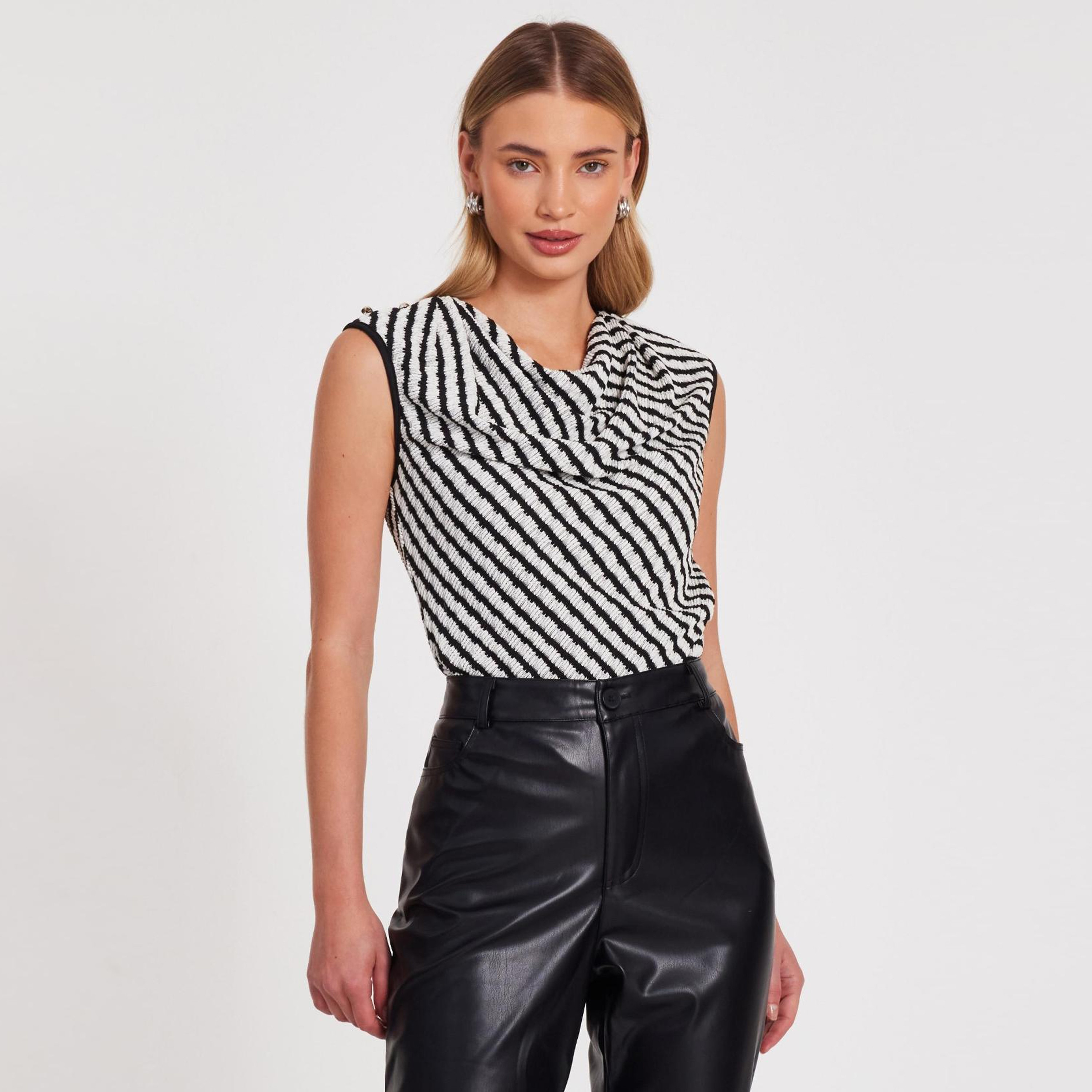 بلوزة نسائية سوداء مخططة من الجيرسي بفتحة رقبة دائرية من كويز-women-clothing-shirtsandblouses-blouses-image-1