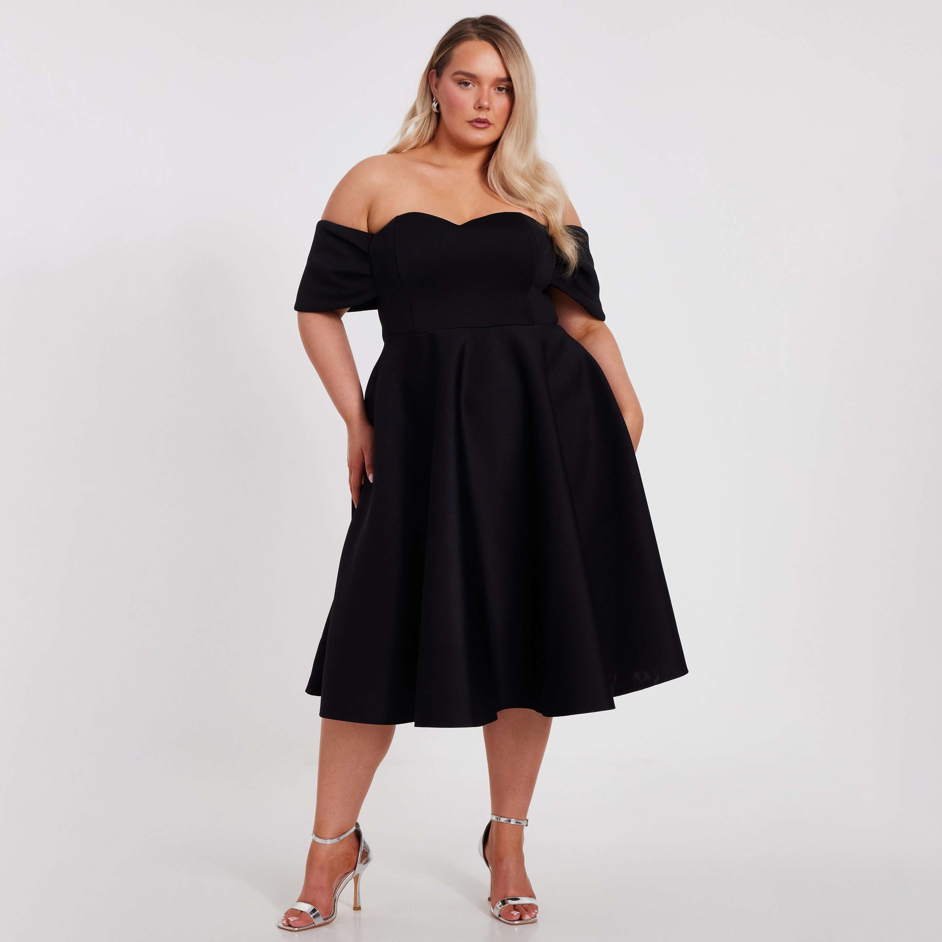 فستان متوسط الطول أسود اللون للنساء من قماش الكريب سكوبا بياقة باردو ومقاس كبير من كويز-women-clothing-dresses-image-1