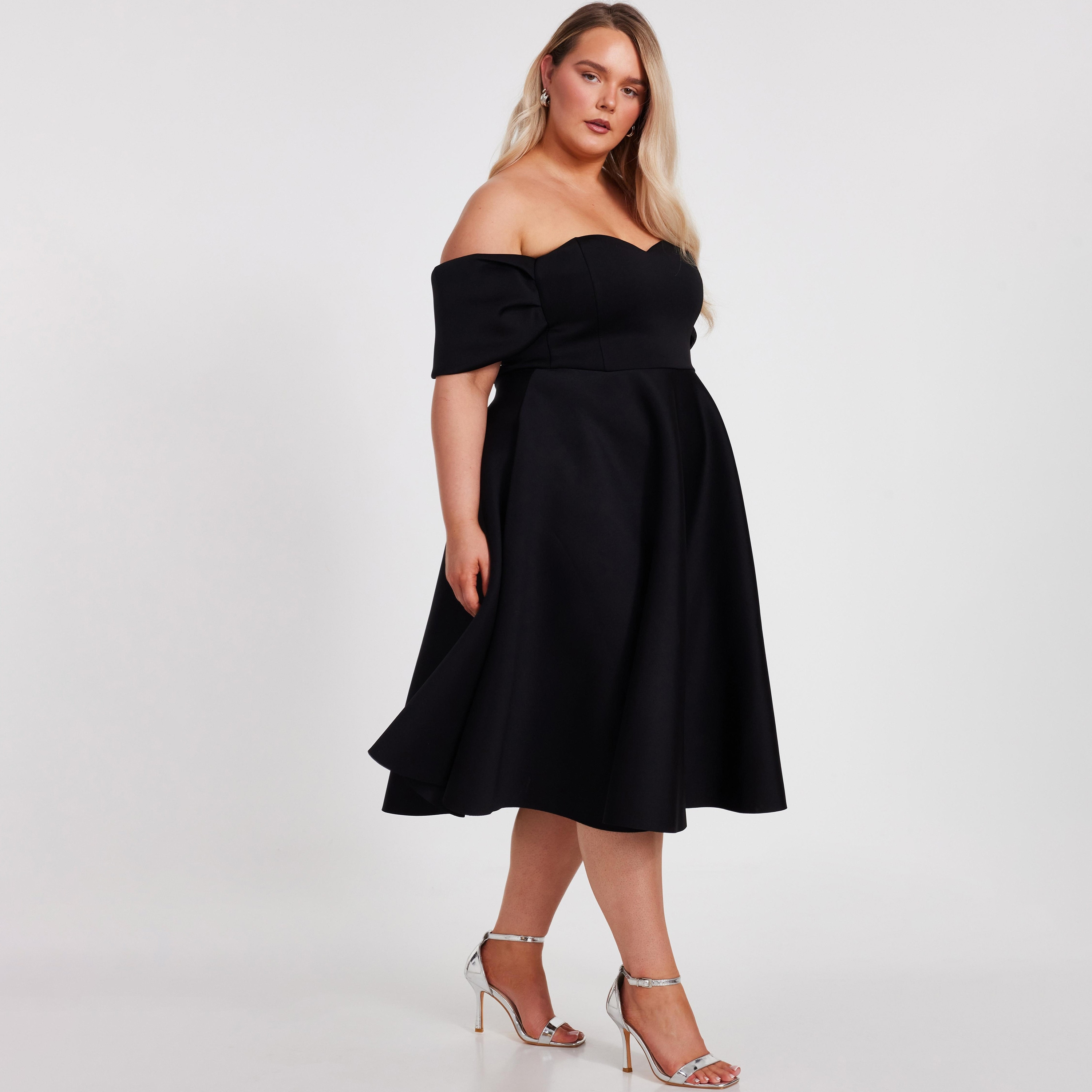 فستان متوسط الطول أسود اللون للنساء من قماش الكريب سكوبا بياقة باردو ومقاس كبير من كويز-women-clothing-dresses-image-2