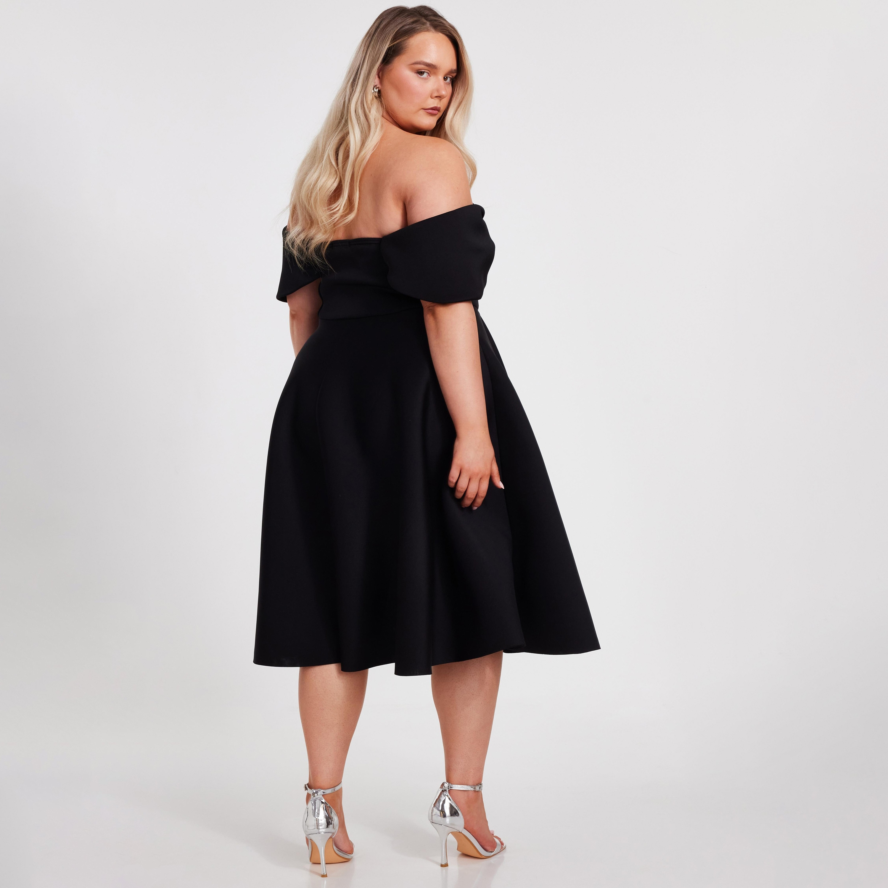 فستان متوسط الطول أسود اللون للنساء من قماش الكريب سكوبا بياقة باردو ومقاس كبير من كويز-women-clothing-dresses-image-3