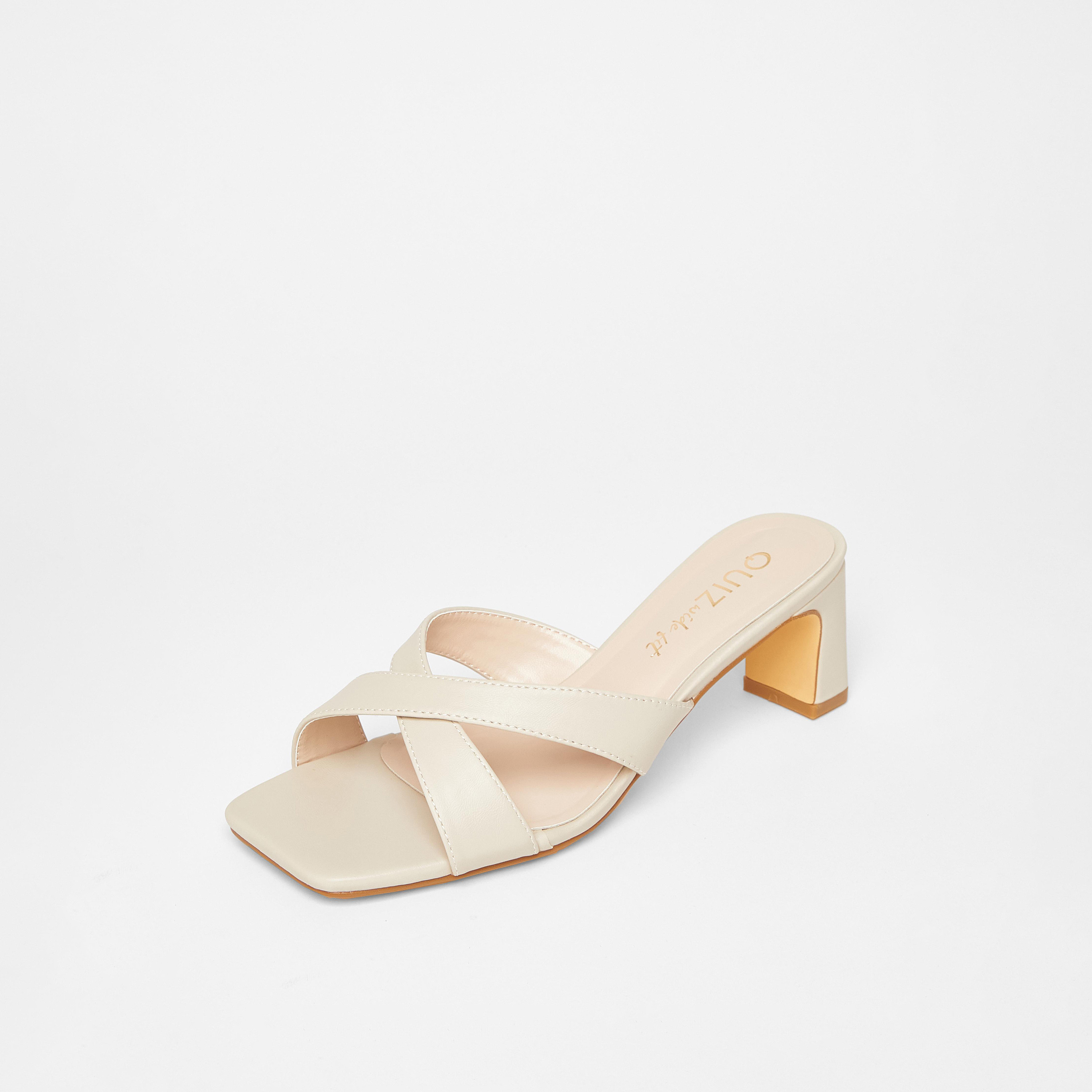 صندل بكعب متوسط مع تصميم متقاطع من الأمام من كويز (مقاس عريض) | 201938354-women-shoes-sandals-heeled-image-1