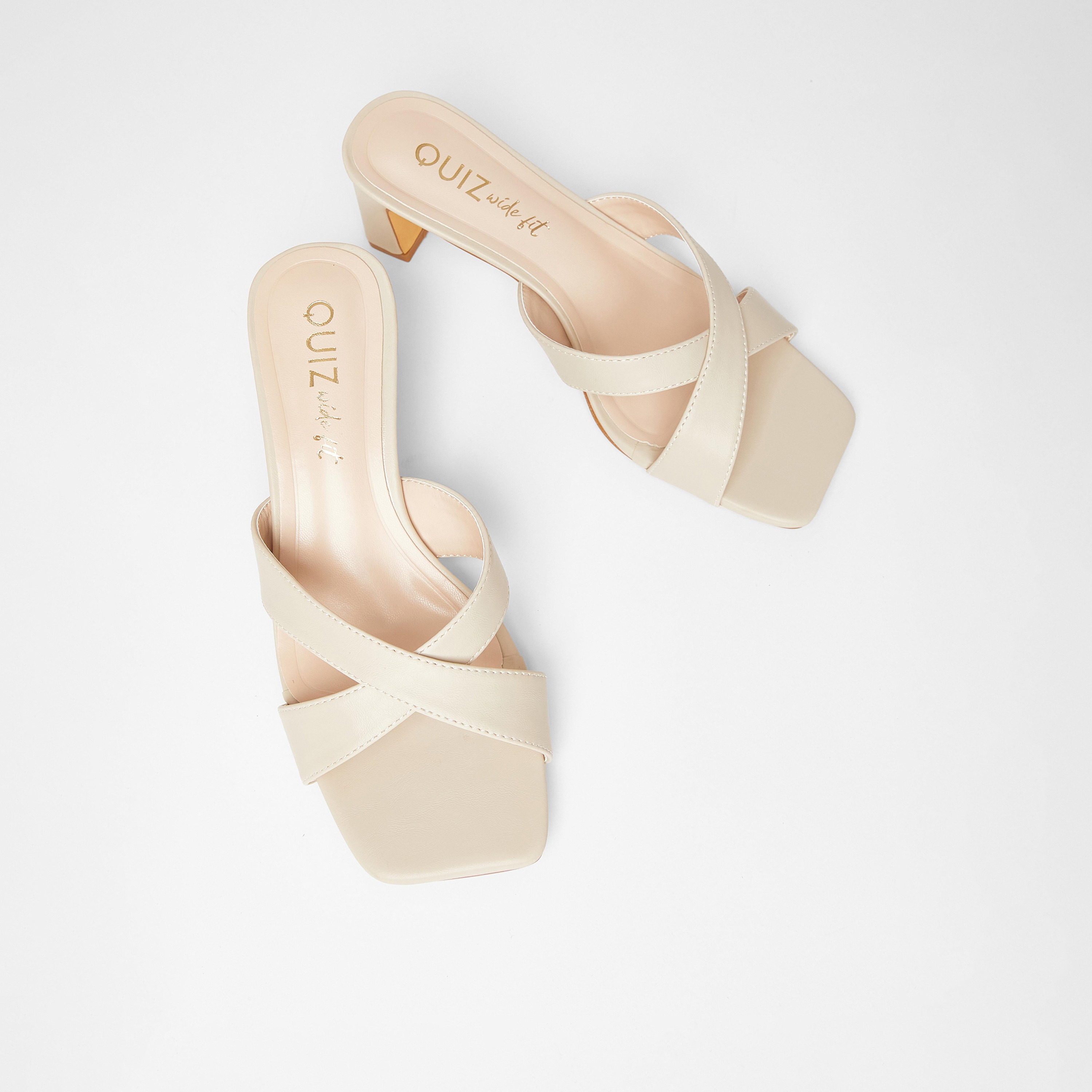 صندل بكعب متوسط مع تصميم متقاطع من الأمام من كويز (مقاس عريض) | 201938354-women-shoes-sandals-heeled-image-2