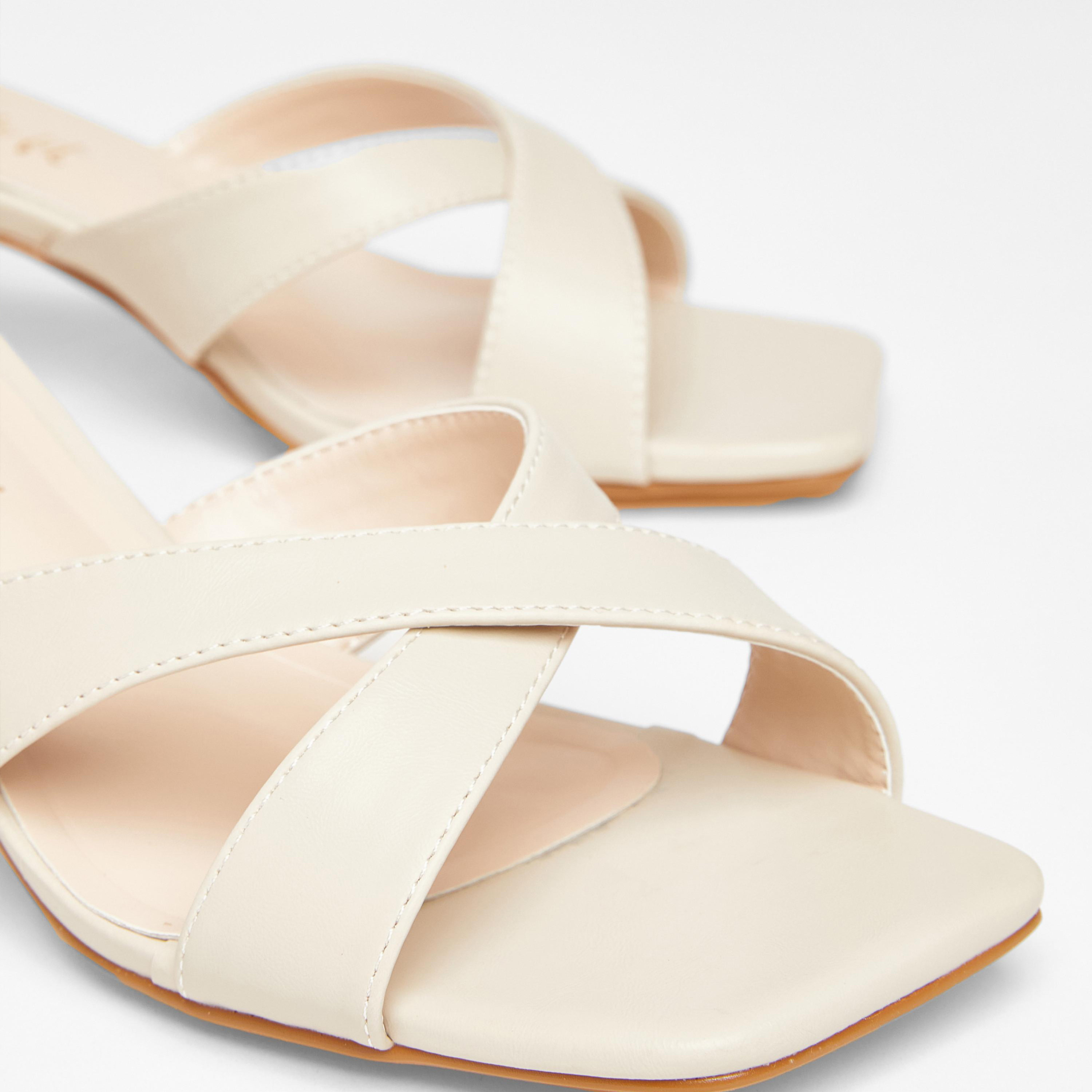 صندل بكعب متوسط مع تصميم متقاطع من الأمام من كويز (مقاس عريض) | 201938354-women-shoes-sandals-heeled-image-3