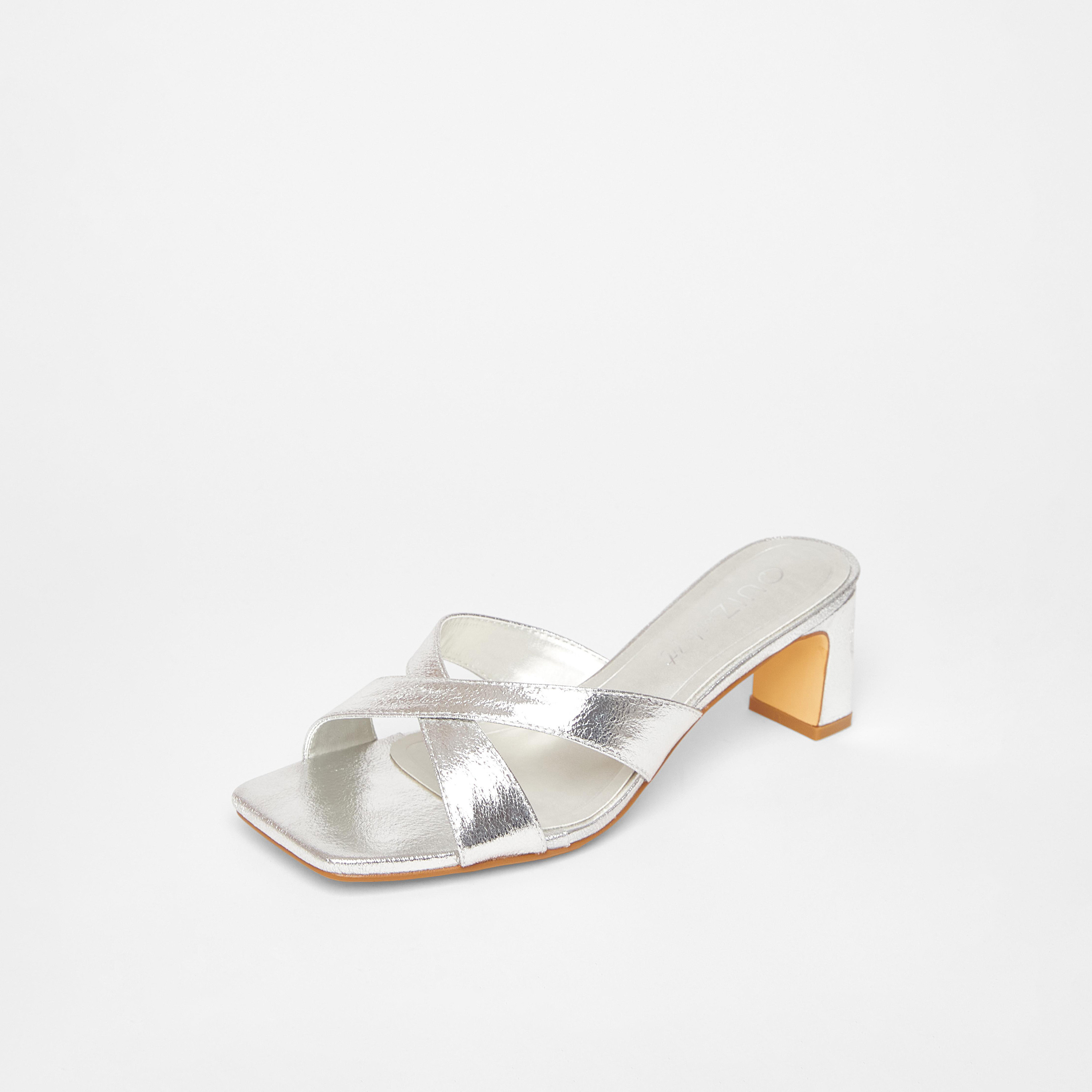 صندل بكعب متوسط مع تصميم متقاطع من الأمام من كويز (مقاس عريض) | 201938625-women-shoes-sandals-heeled-image-1