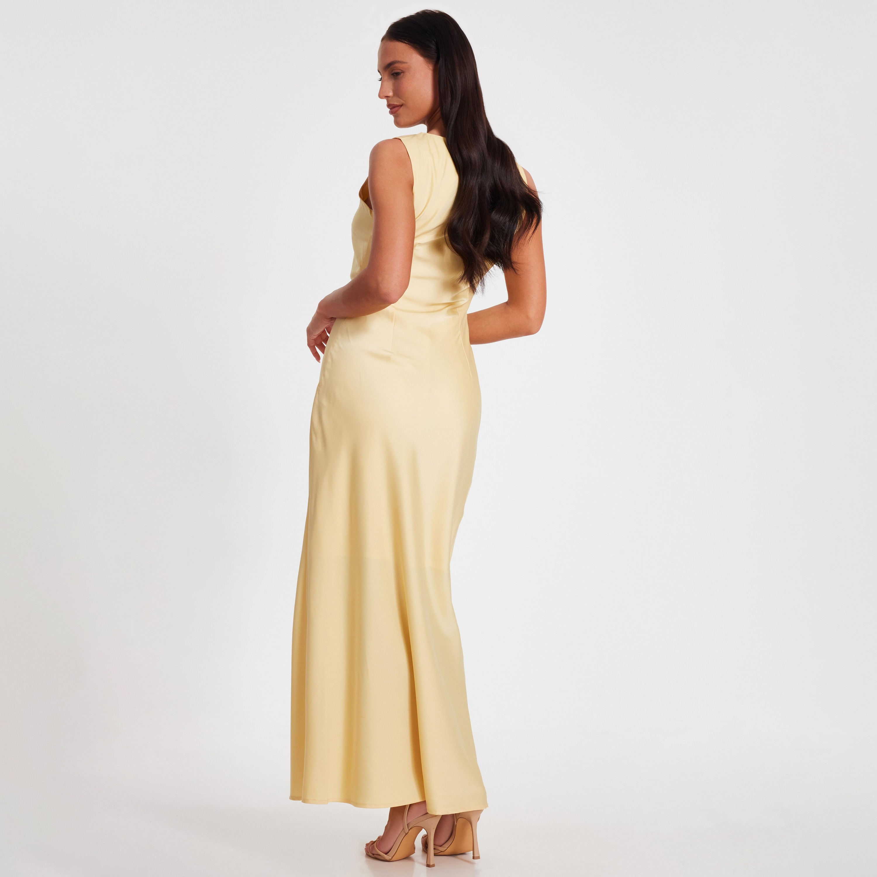 فستان ماكسي نسائي أصفر اللون من الساتان المكشكش من كويز-women-clothing-dresses-image-3