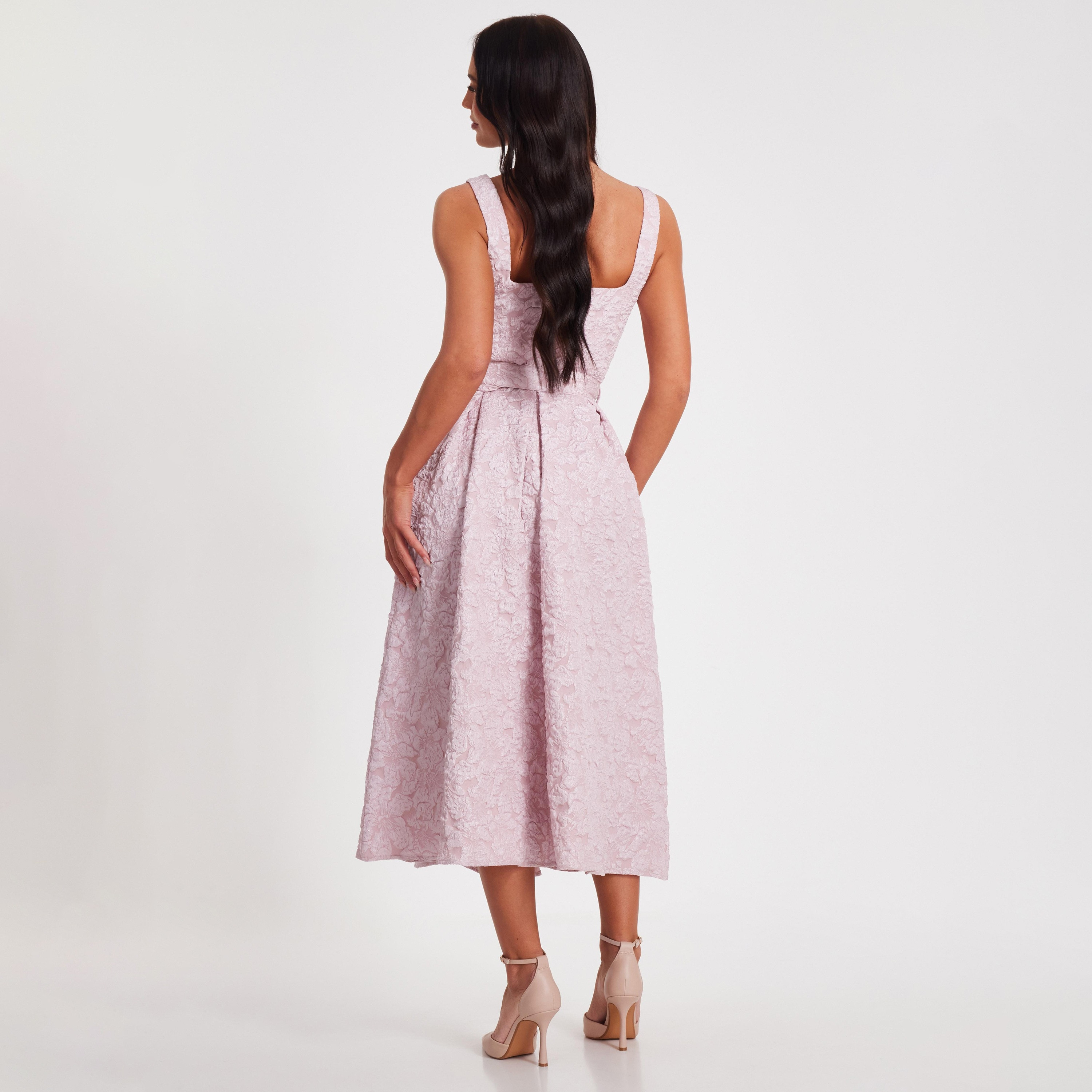 فستان متوسط الطول وردي اللون من قماش الجاكار المزخرف برقبة مربعة للنساء من كويز-women-clothing-dresses-image-3