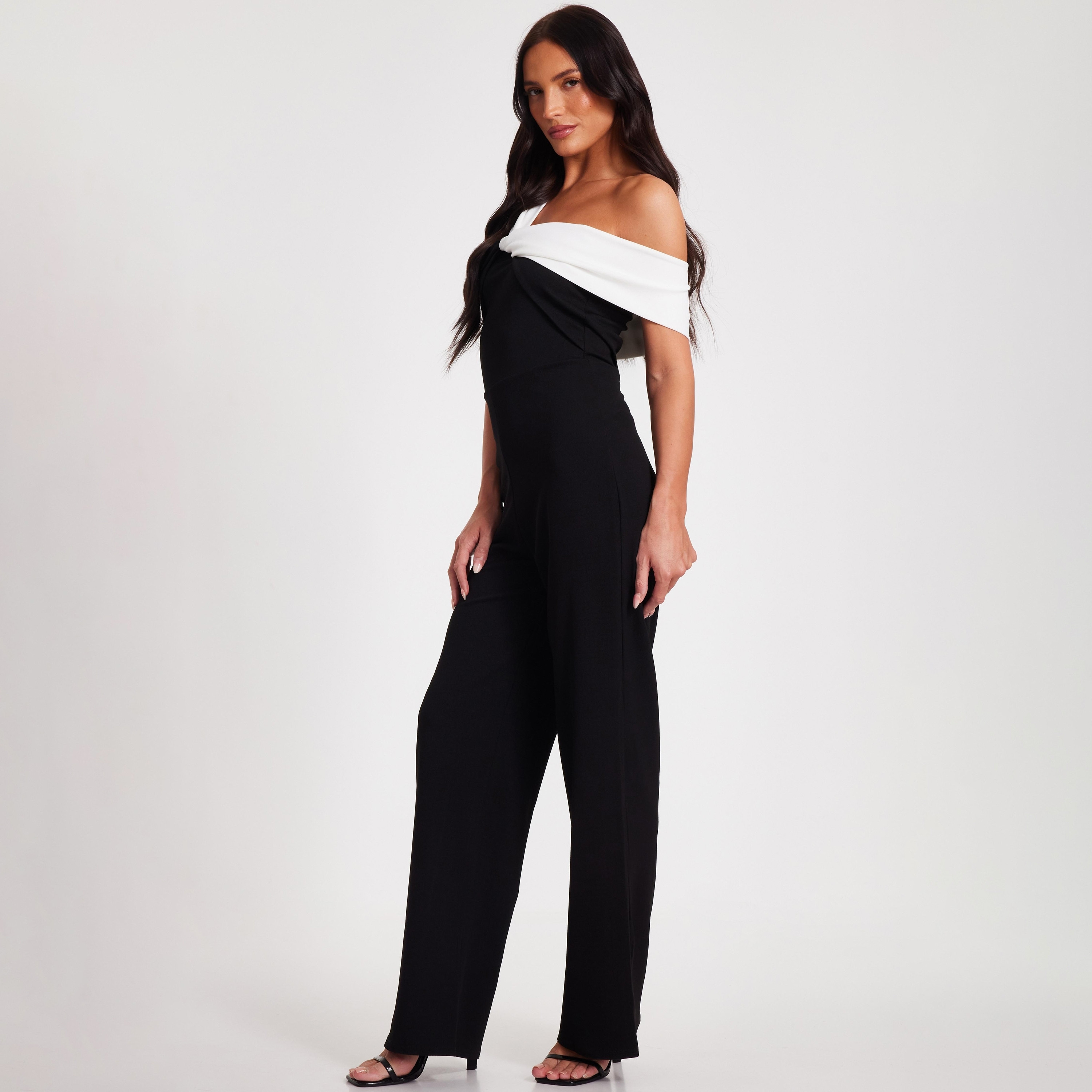 جمبسوت نسائي أسود من قماش الكريب سكوبا باردو من كويز-women-clothing-jumpsuits-image-2