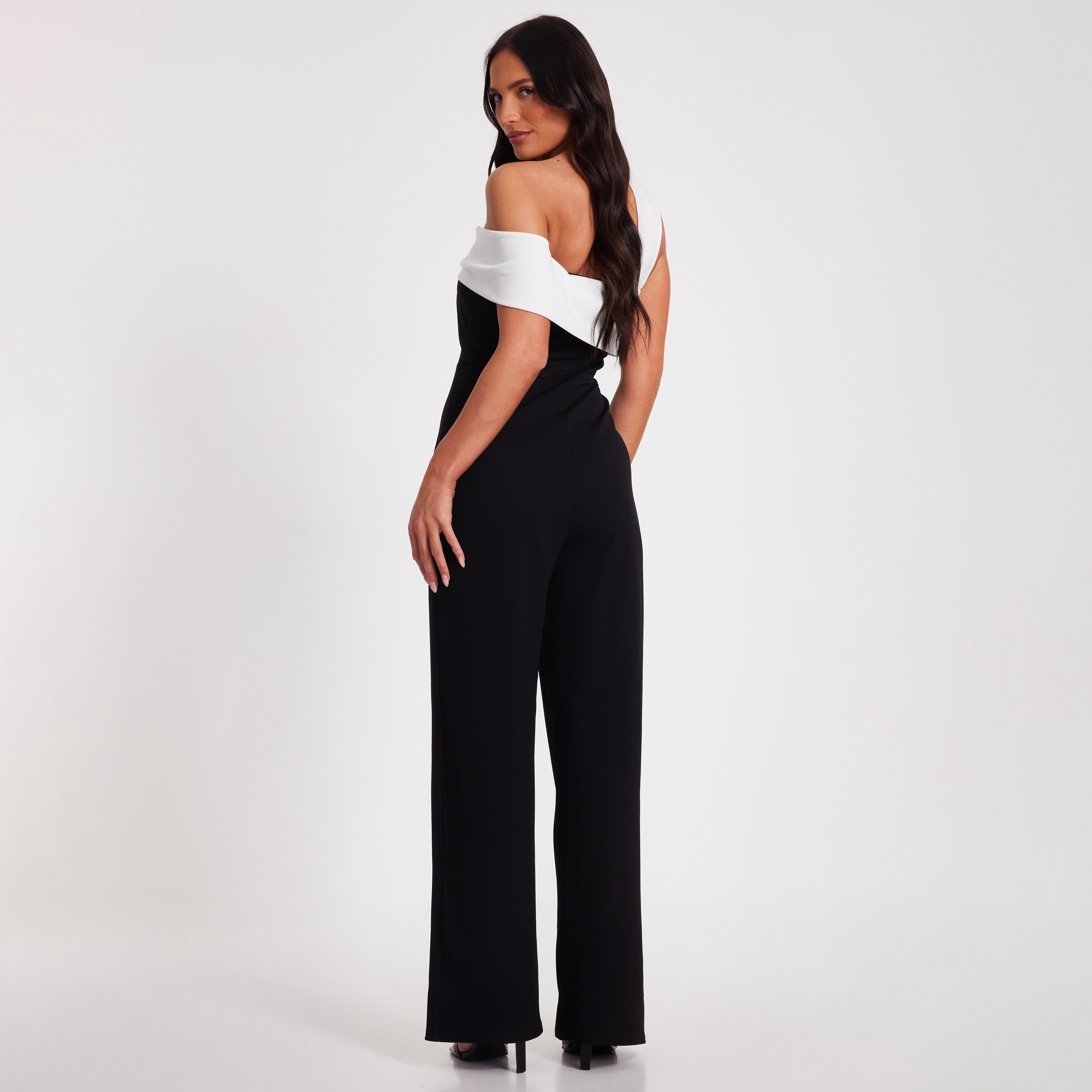 جمبسوت نسائي أسود من قماش الكريب سكوبا باردو من كويز-women-clothing-jumpsuits-image-3