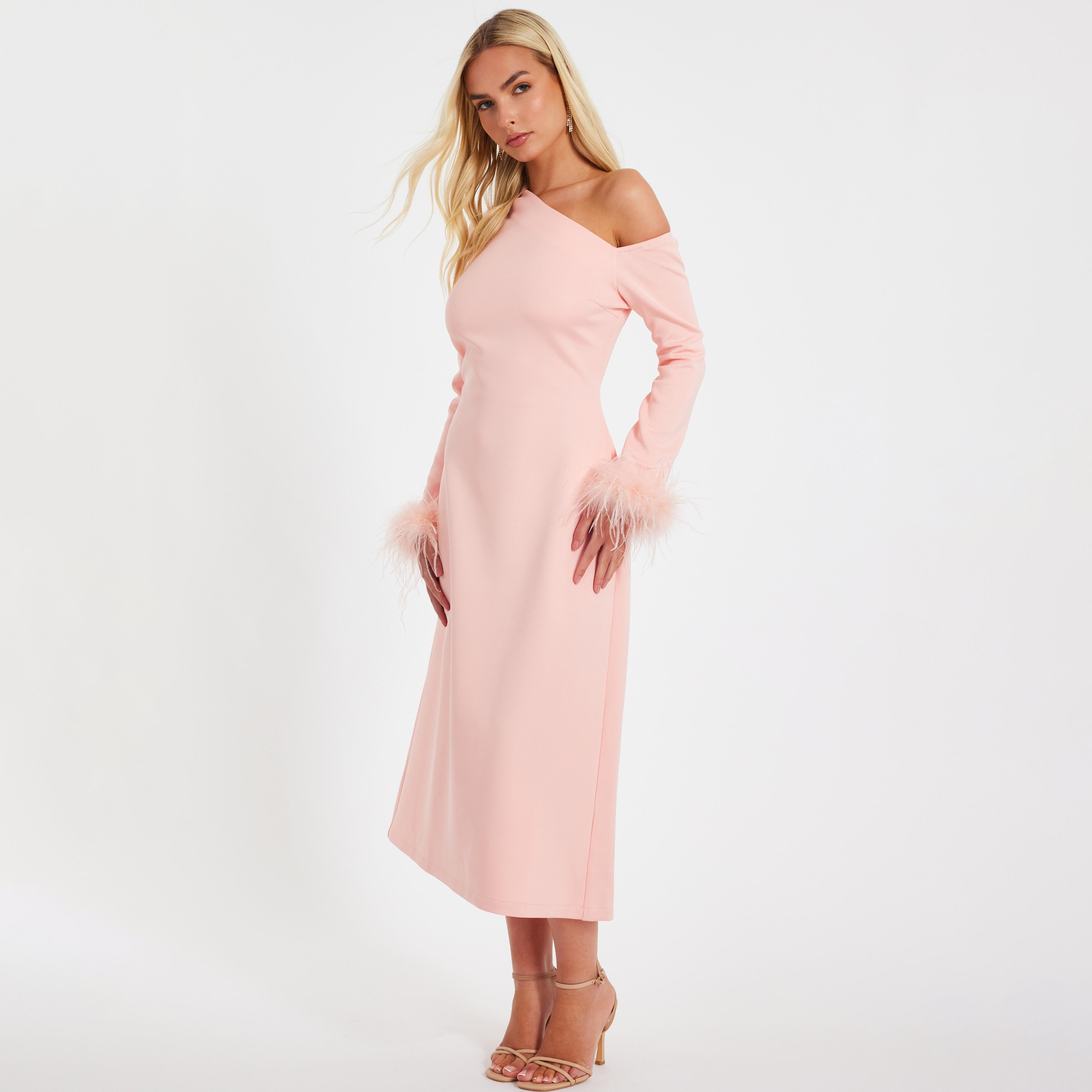 فستان نسائي متوسط الطول مرجاني بفتحة رقبة غير متماثلة وحواف ريشية من كويز-women-clothing-dresses-image-2