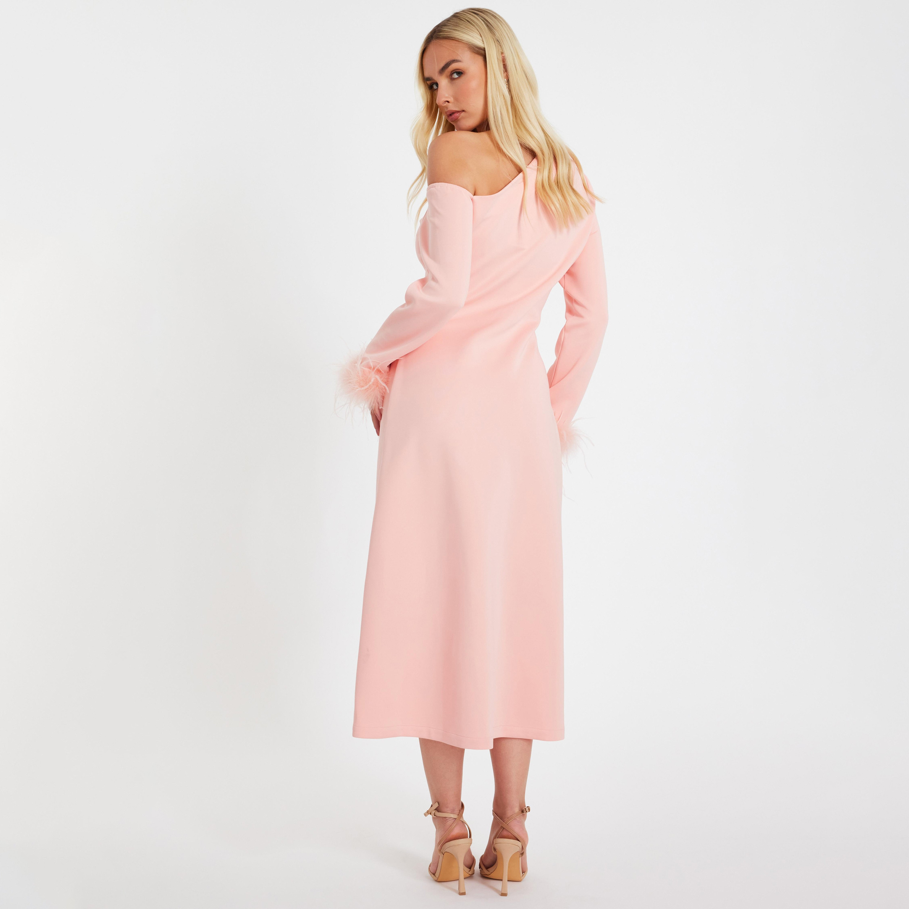 فستان نسائي متوسط الطول مرجاني بفتحة رقبة غير متماثلة وحواف ريشية من كويز-women-clothing-dresses-image-3
