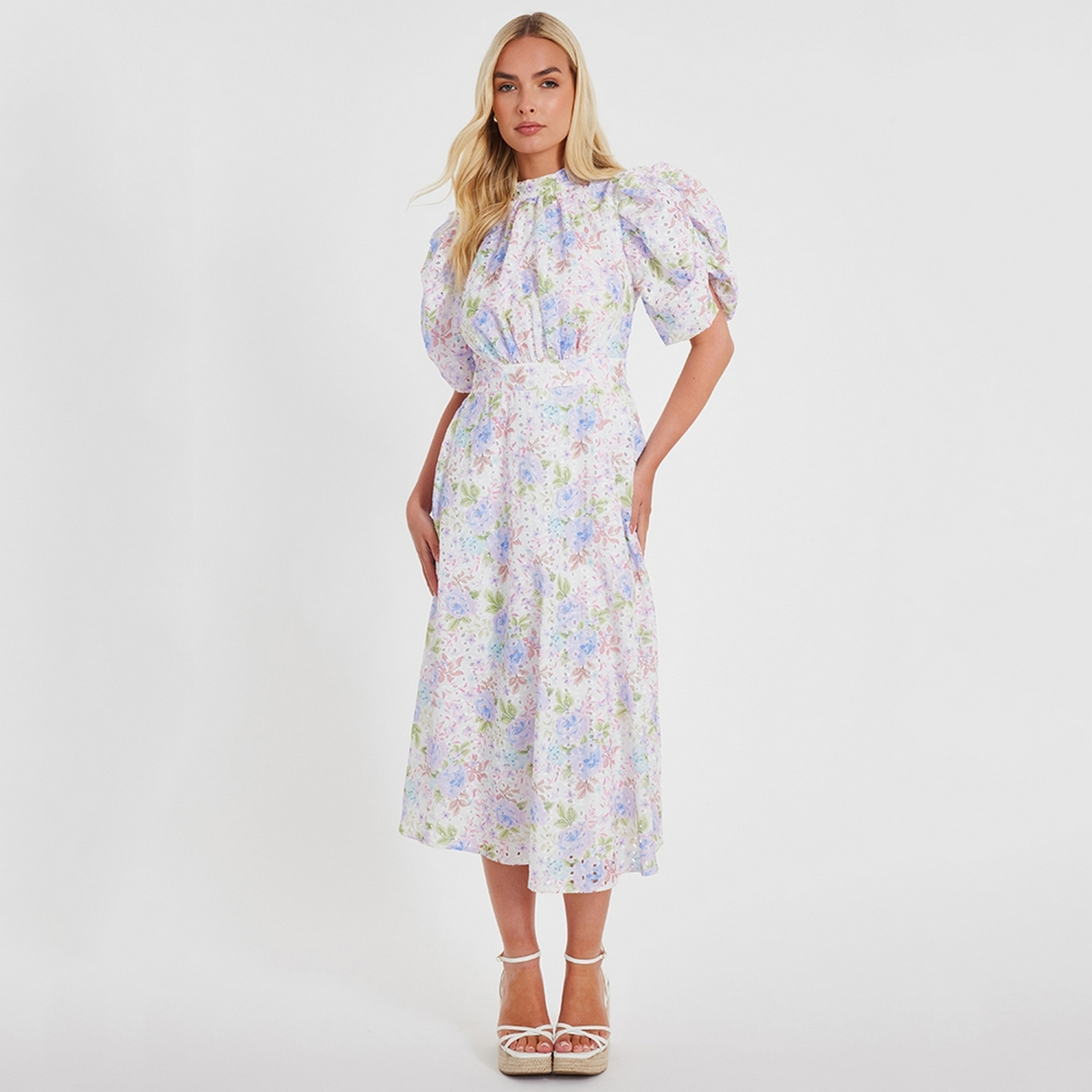 فستان ميدي نسائي أبيض بأكمام منتفخة ورقبة عالية مطرز ومزين بالزهور من كويز.-women-clothing-dresses-image-1