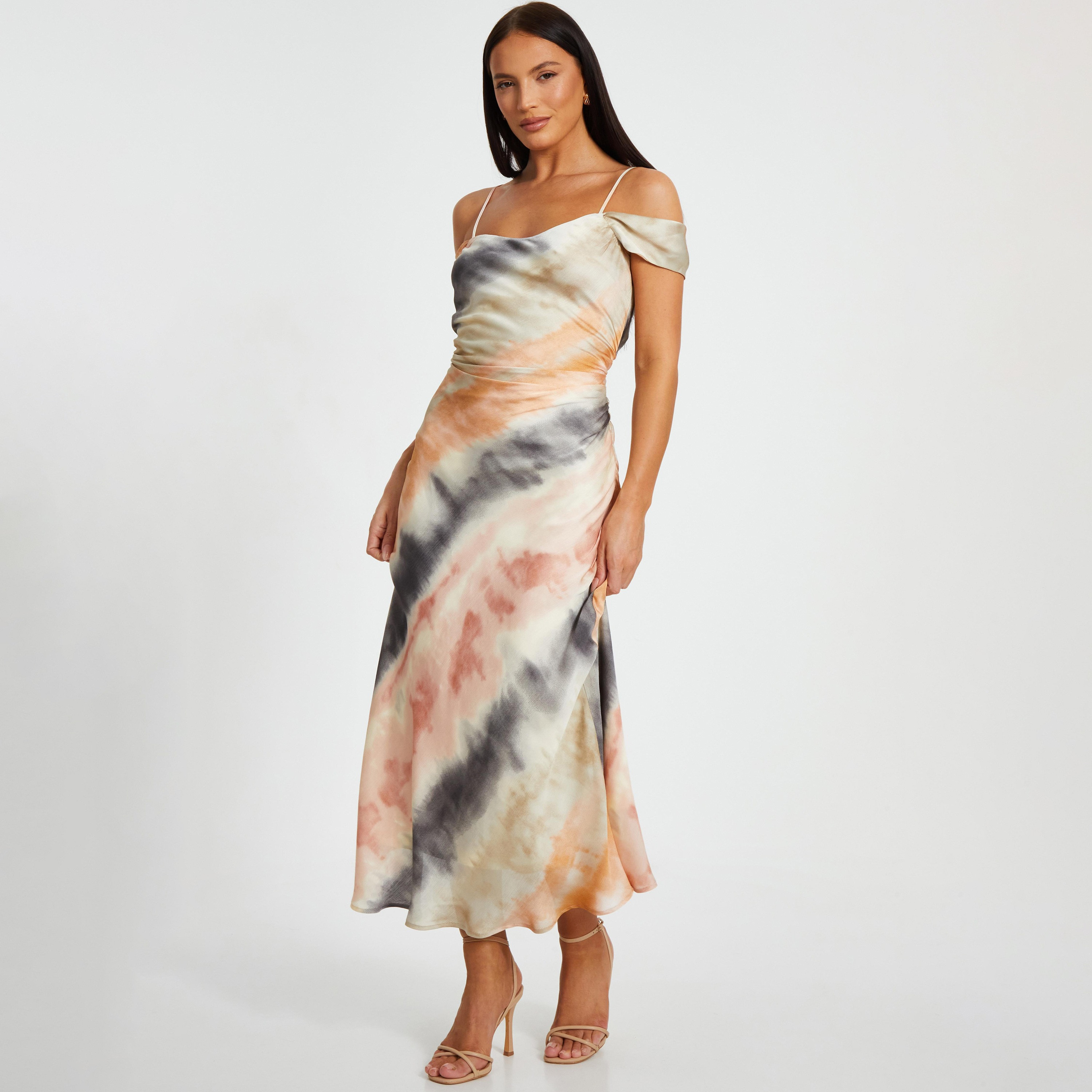 فستان ماكسي نسائي متعدد الألوان من الساتان المصبوغ بثنيات وأكتاف مكشوفة من كويز-women-clothing-dresses-image-2