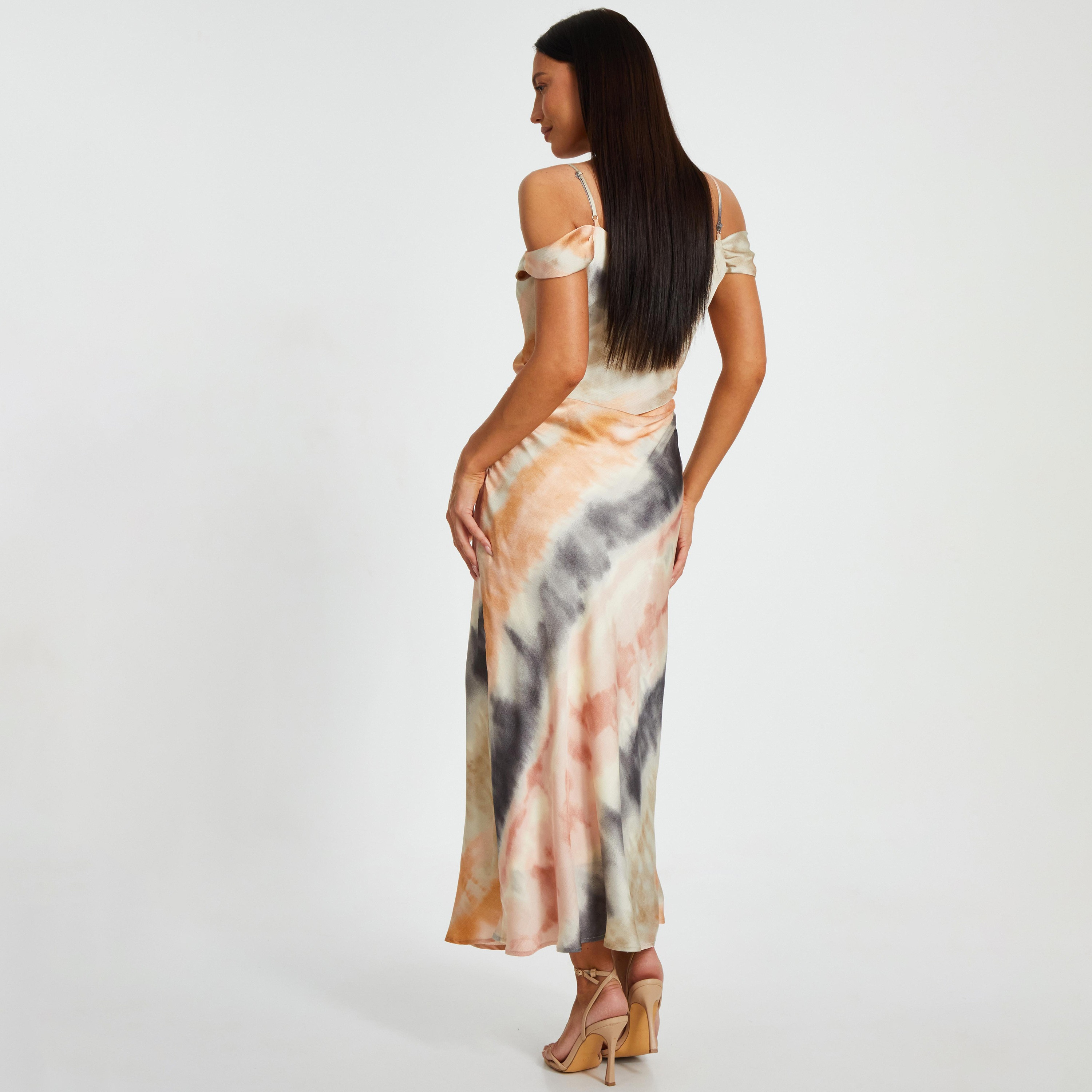 فستان ماكسي نسائي متعدد الألوان من الساتان المصبوغ بثنيات وأكتاف مكشوفة من كويز-women-clothing-dresses-image-3