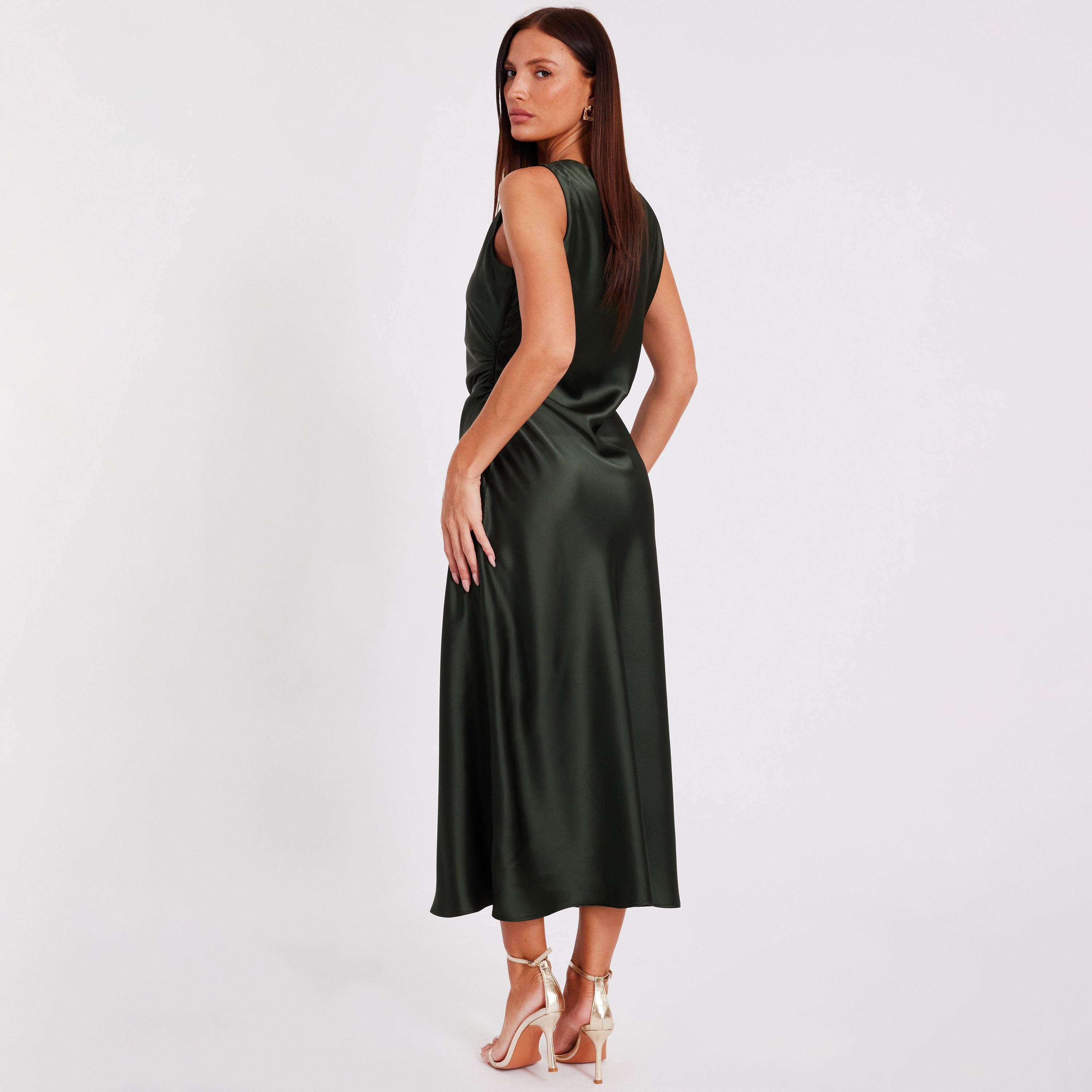 فستان سهرة ميدي نسائي بلون أخضر بياقة مستديرة وكشكشة من الساتان من كويز-women-clothing-dresses-image-3