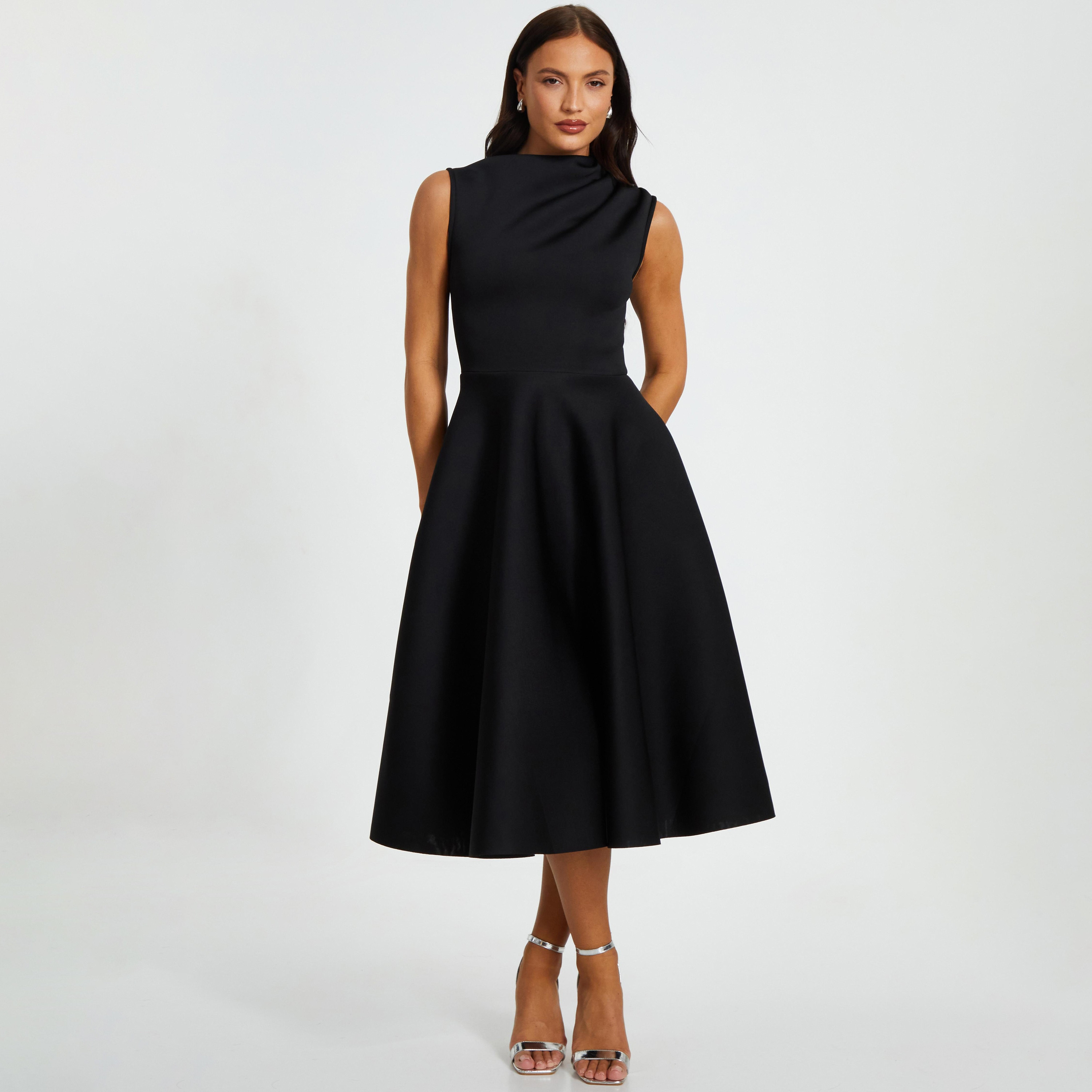 فستان أسود متوسط الطول من قماش الكريب سكوبا بياقة عالية وتصميم A للنساء من كويز-women-clothing-dresses-image-1