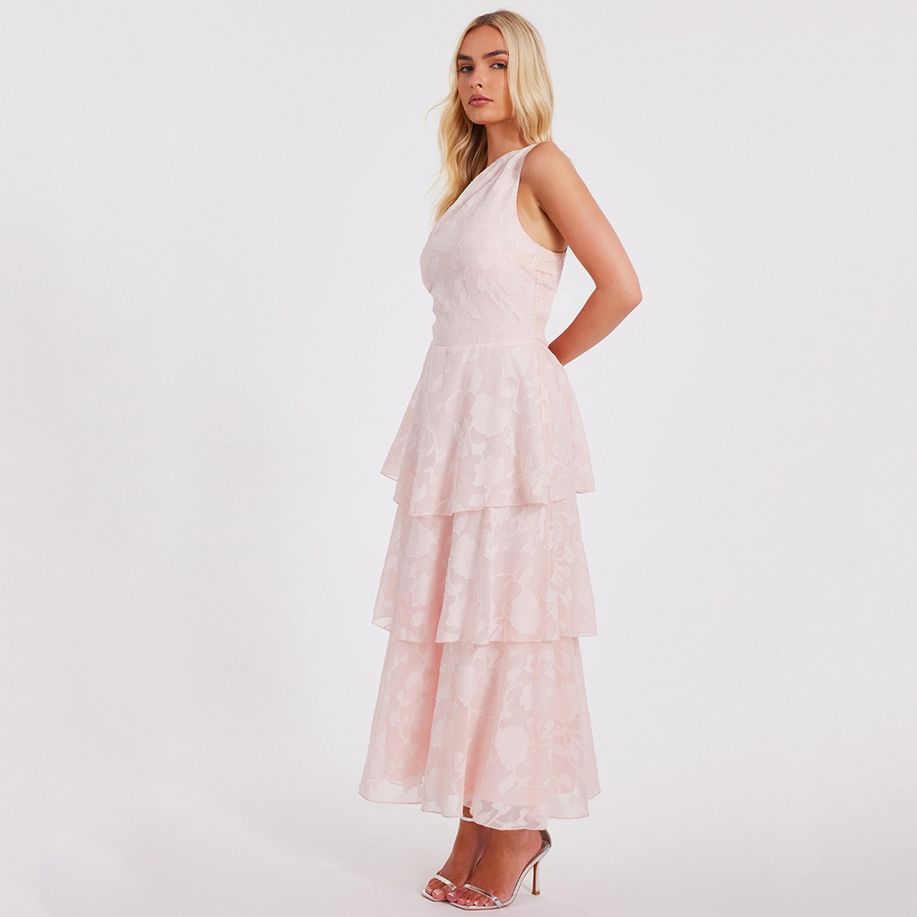 فستان ميدي نسائي وردي بطبقات مزمومة وجاكار وكتف واحد من كويز.-women-clothing-dresses-image-2