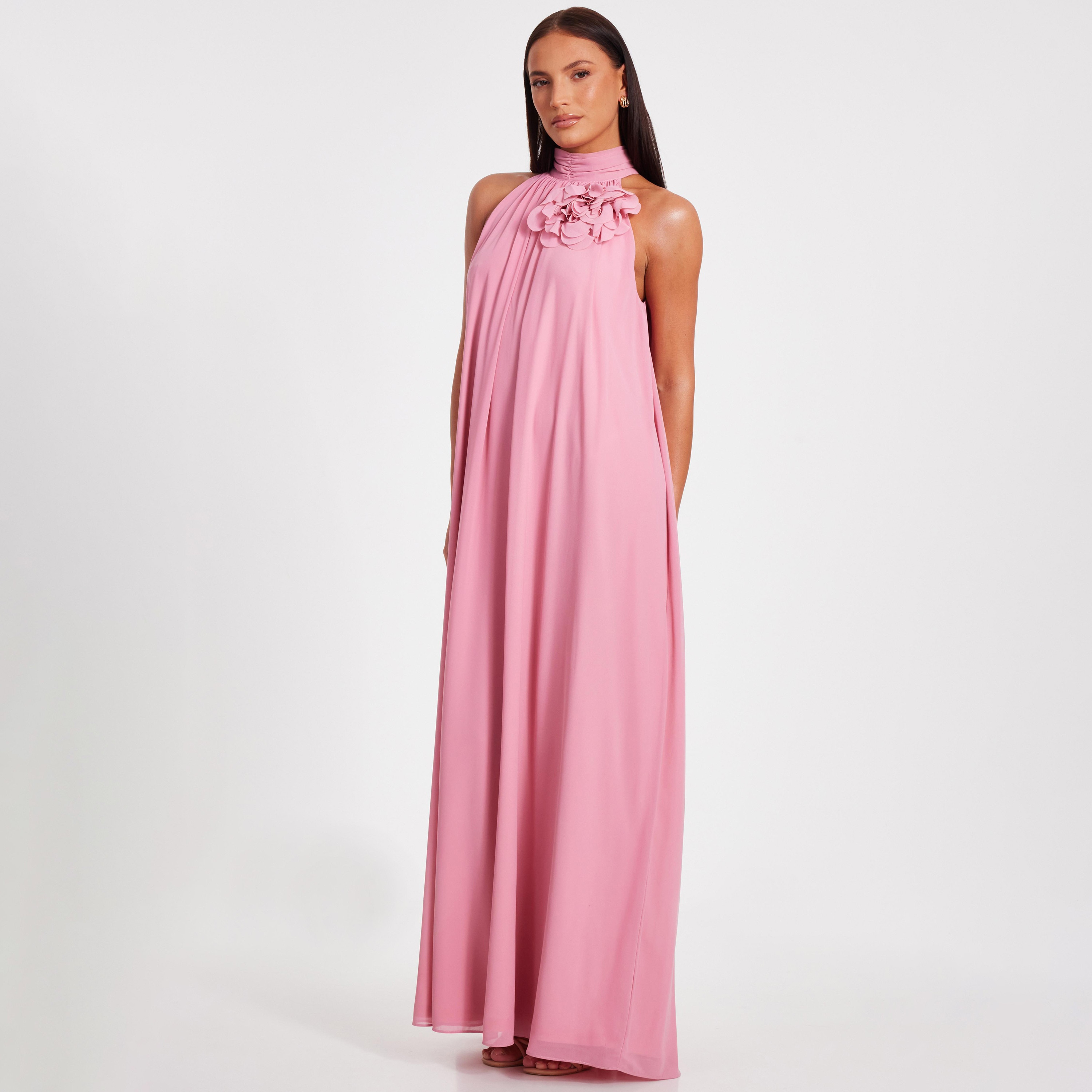 فستان ماكسي وردي اللون للنساء مع رقبة على شكل حرف V من الشيفون من كويز-women-clothing-dresses-image-2