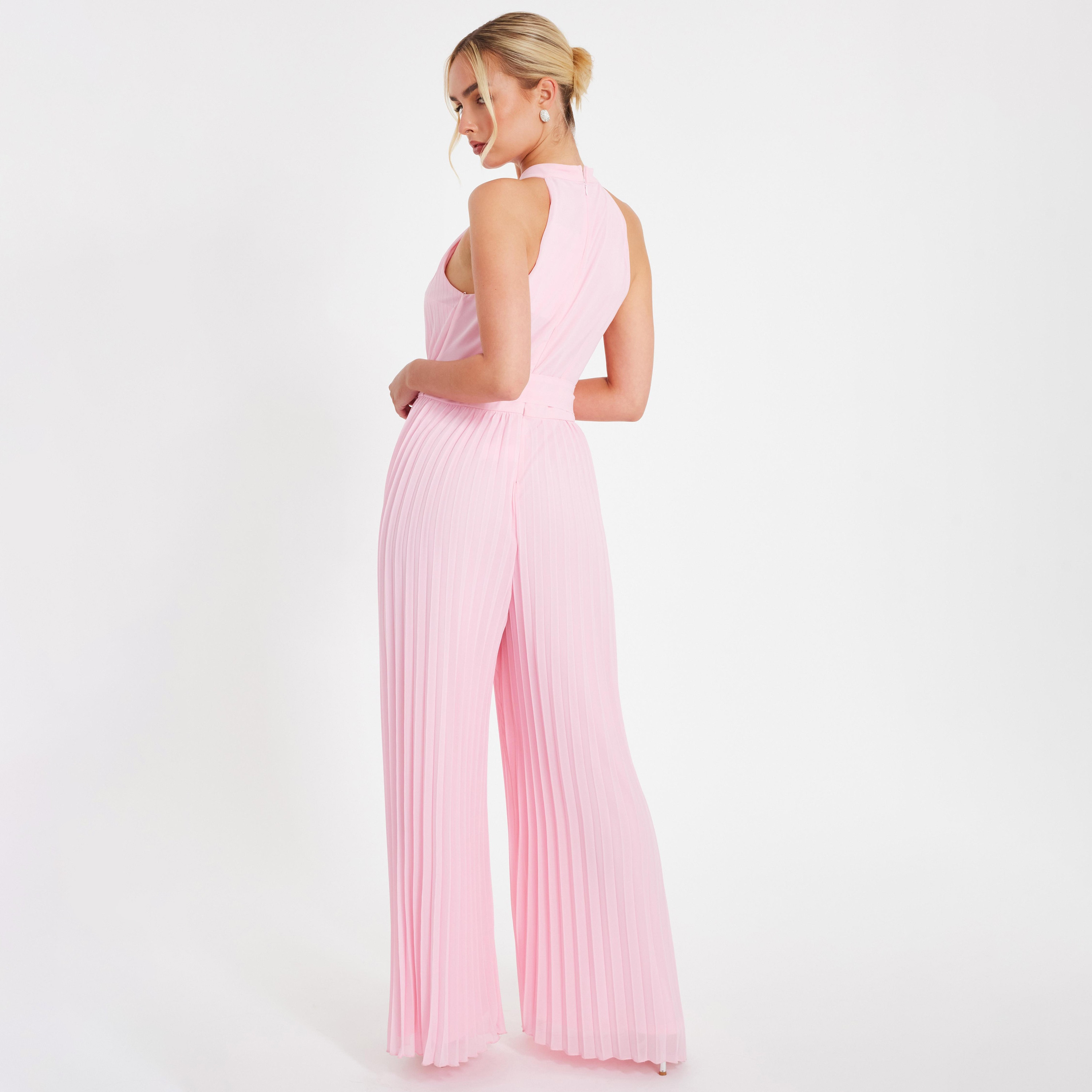 جمبسوت نسائي بتصميم مطوي من الشيفون بفتحة رقبة على شكل هالتر من كويز-women-clothing-jumpsuits-image-9