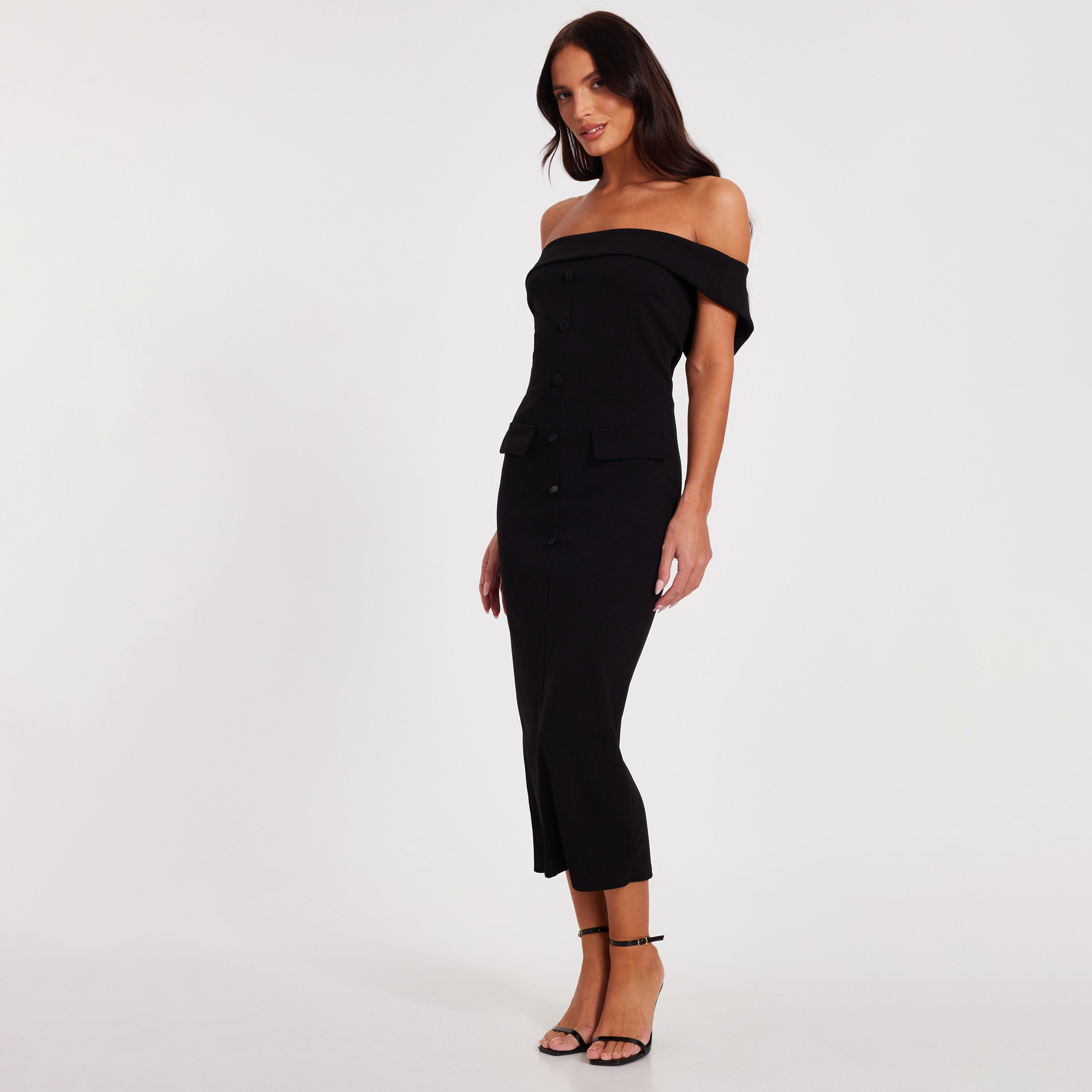 فستان ساتان متوسط الطول بفتحة صدر باردة وضيقة للنساء باللون الأسود من كويز-women-clothing-dresses-image-2