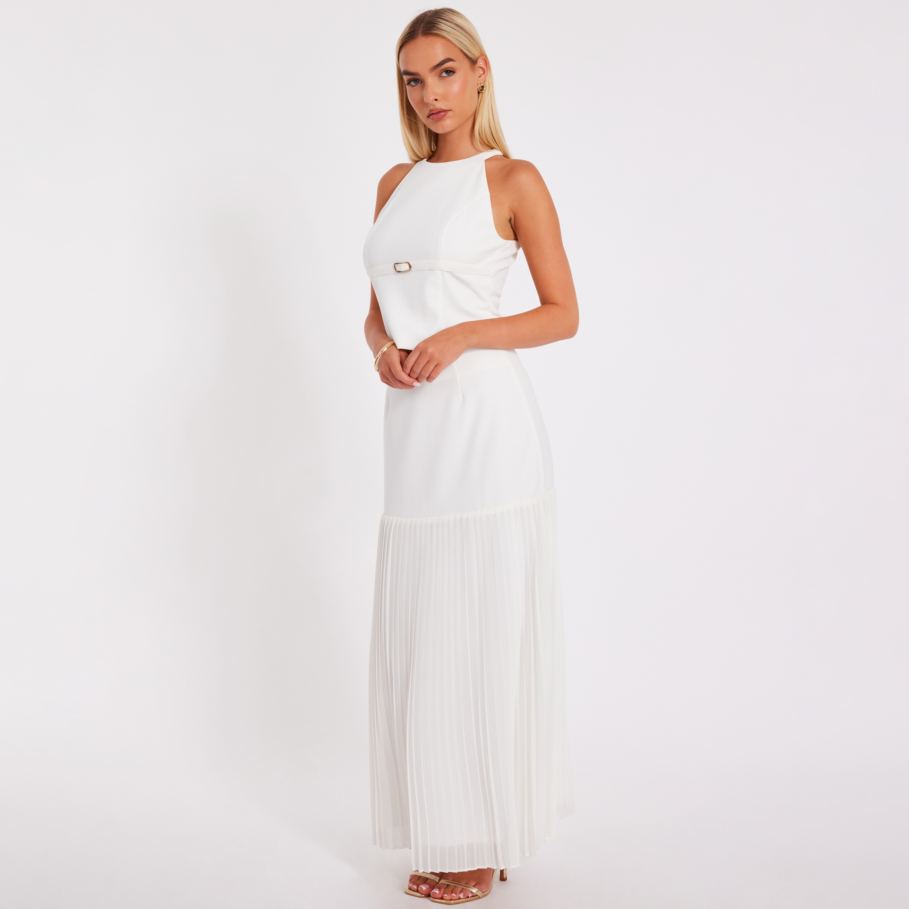 توب نسائي قصير أبيض برقبة رسن من قماش سكوبا كريب من كويز.-women-clothing-shirtsandblouses-blouses-image-2