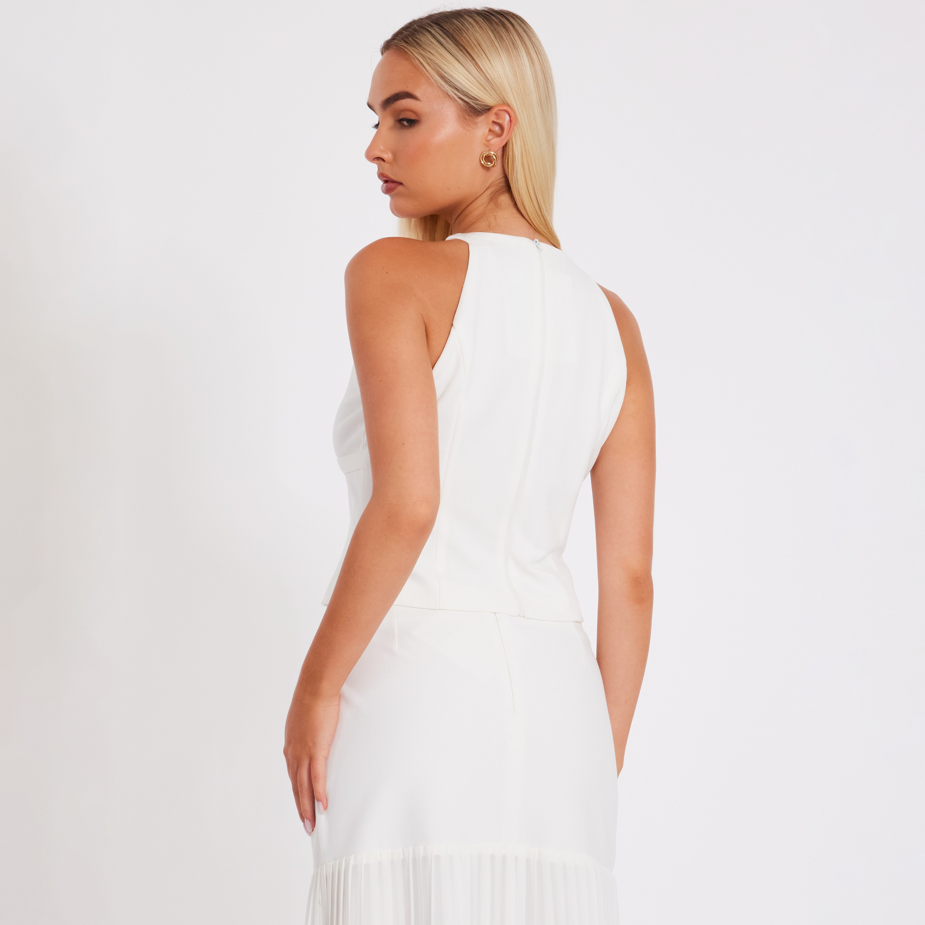 توب نسائي قصير أبيض برقبة رسن من قماش سكوبا كريب من كويز.-women-clothing-shirtsandblouses-blouses-image-3