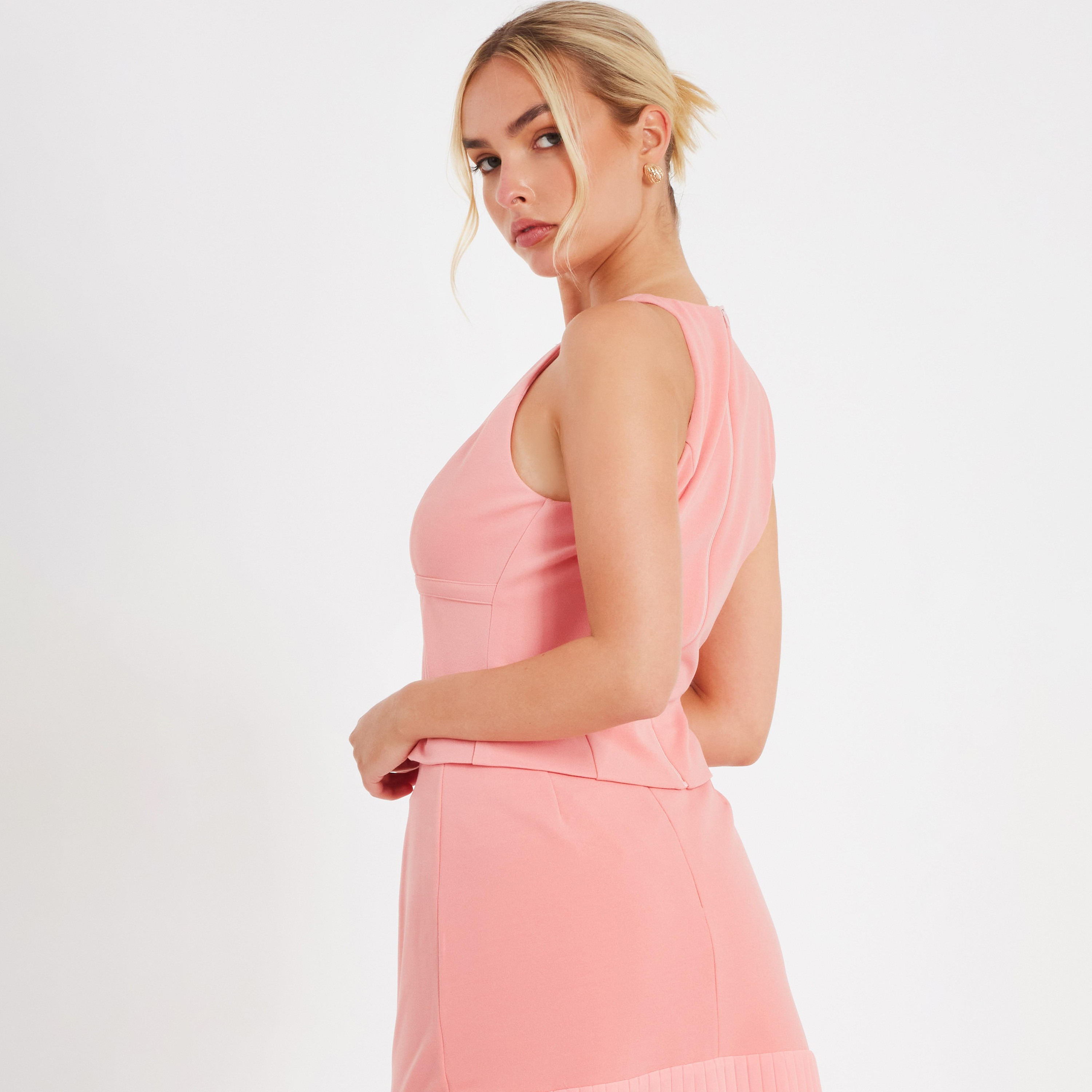 بلوزة نسائية قصيرة سكوبا كريب بفتحة رقبة على شكل حرف V باللون الوردي من كويز-women-clothing-shirtsandblouses-blouses-image-3