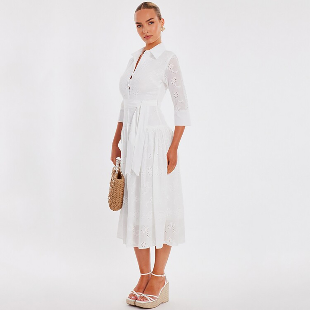 فستان ميدي نسائي أبيض بتصميم قميص وياقة وأكمام بأساور من قماش شيفلي من كويز.-women-clothing-dresses-image-2