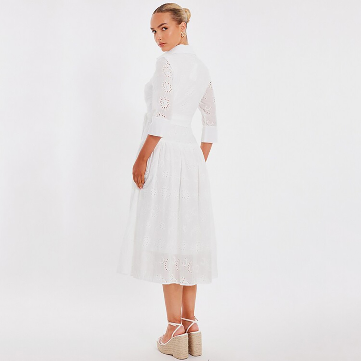 فستان ميدي نسائي أبيض بتصميم قميص وياقة وأكمام بأساور من قماش شيفلي من كويز.-women-clothing-dresses-image-3
