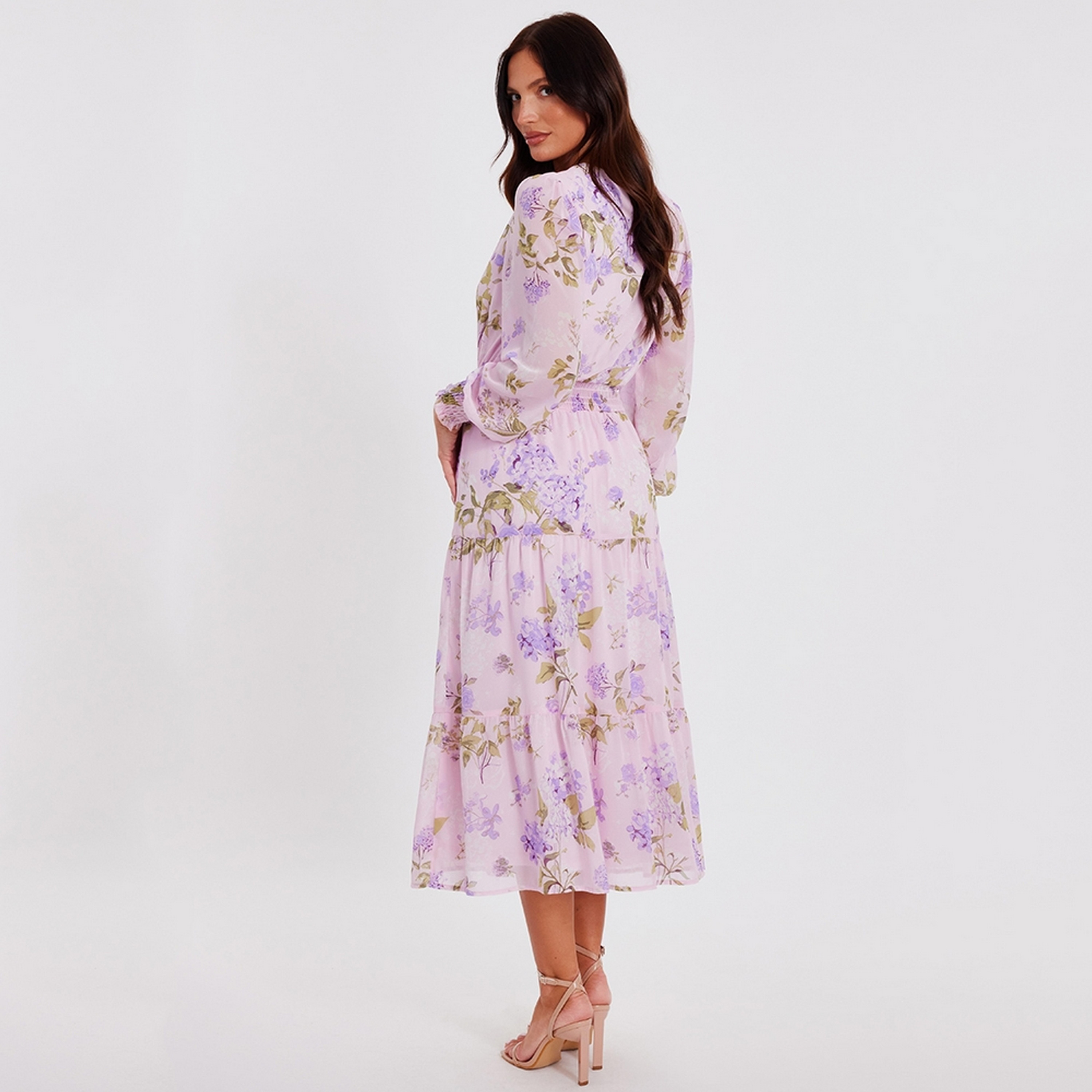 فستان ميدي نسائي وردي بطبقات وياقة ملفوفة وطبعة زهور من الشيفون من كويز.-women-clothing-dresses-image-3