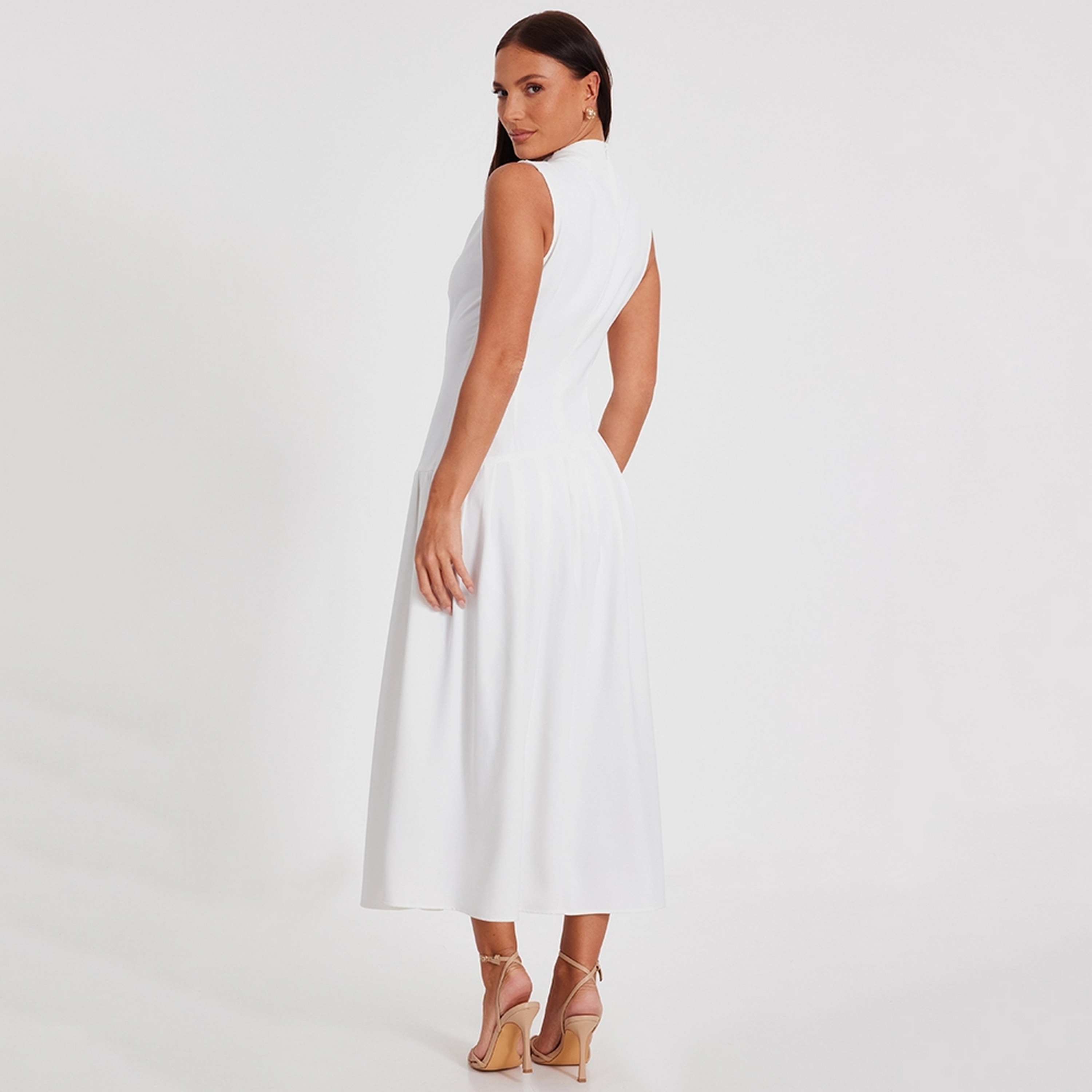 فستان ميدي نسائي أبيض مطوي برقبة عالية من كويز.-women-clothing-dresses-image-3