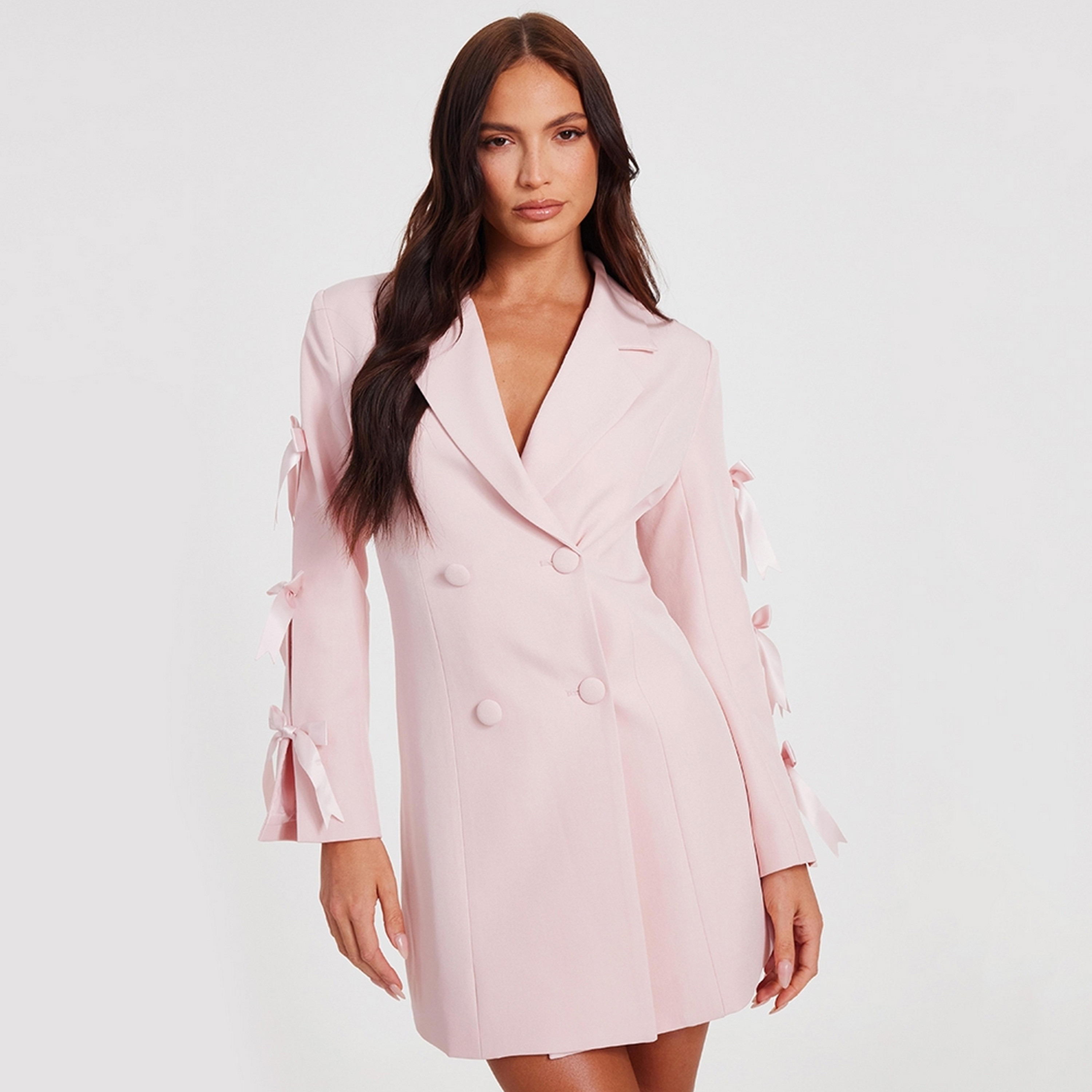 فستان ميني نسائي بتصميم بليزر بصفين أزرار وياقة مسننة وتفاصيل فيونكة من كويز.-women-clothing-dresses-image-7
