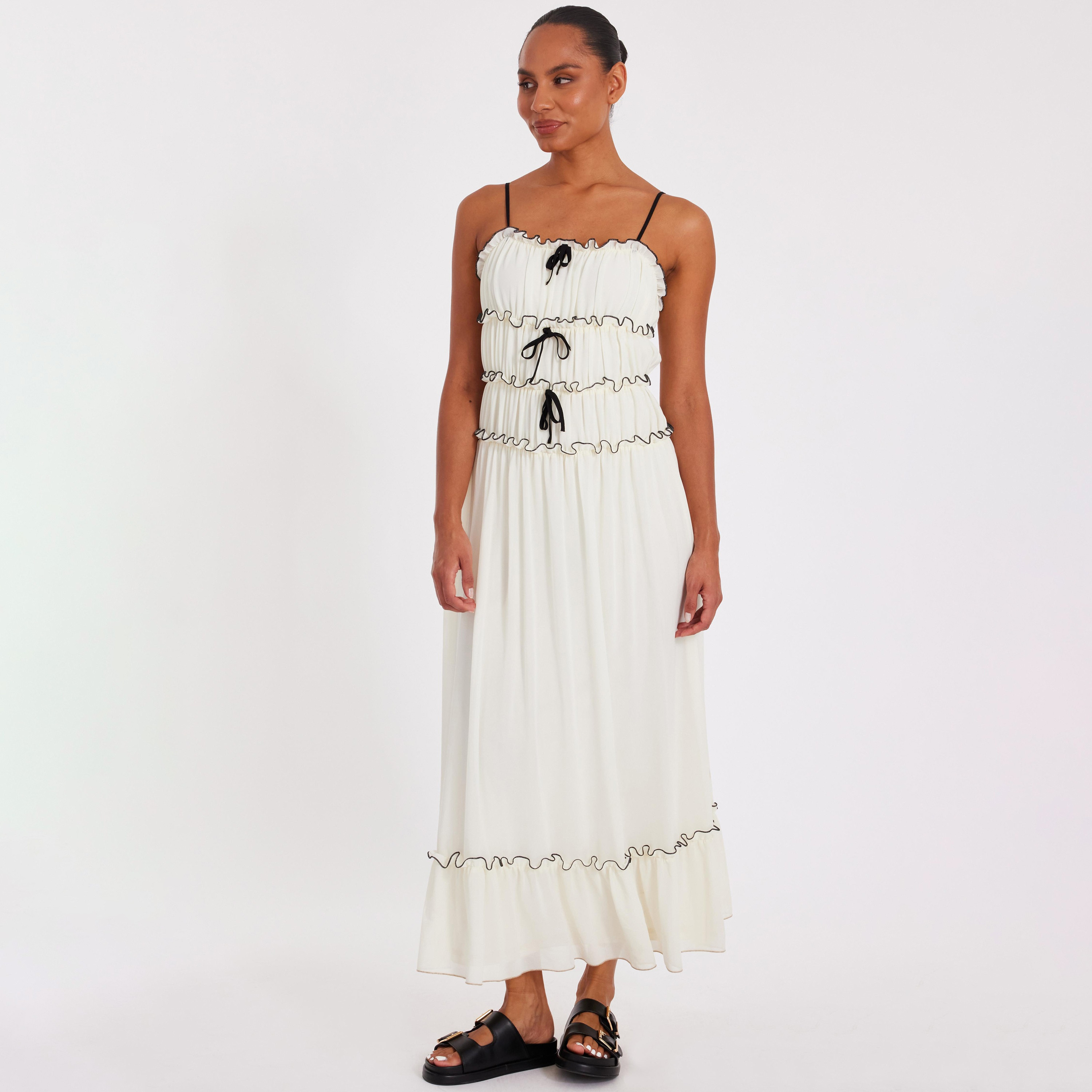 فستان ماكسي نسائي أبيض متعدد الطبقات من الشيفون بحمالات كتف وحواف كشكشة من كويز-women-clothing-dresses-image-2