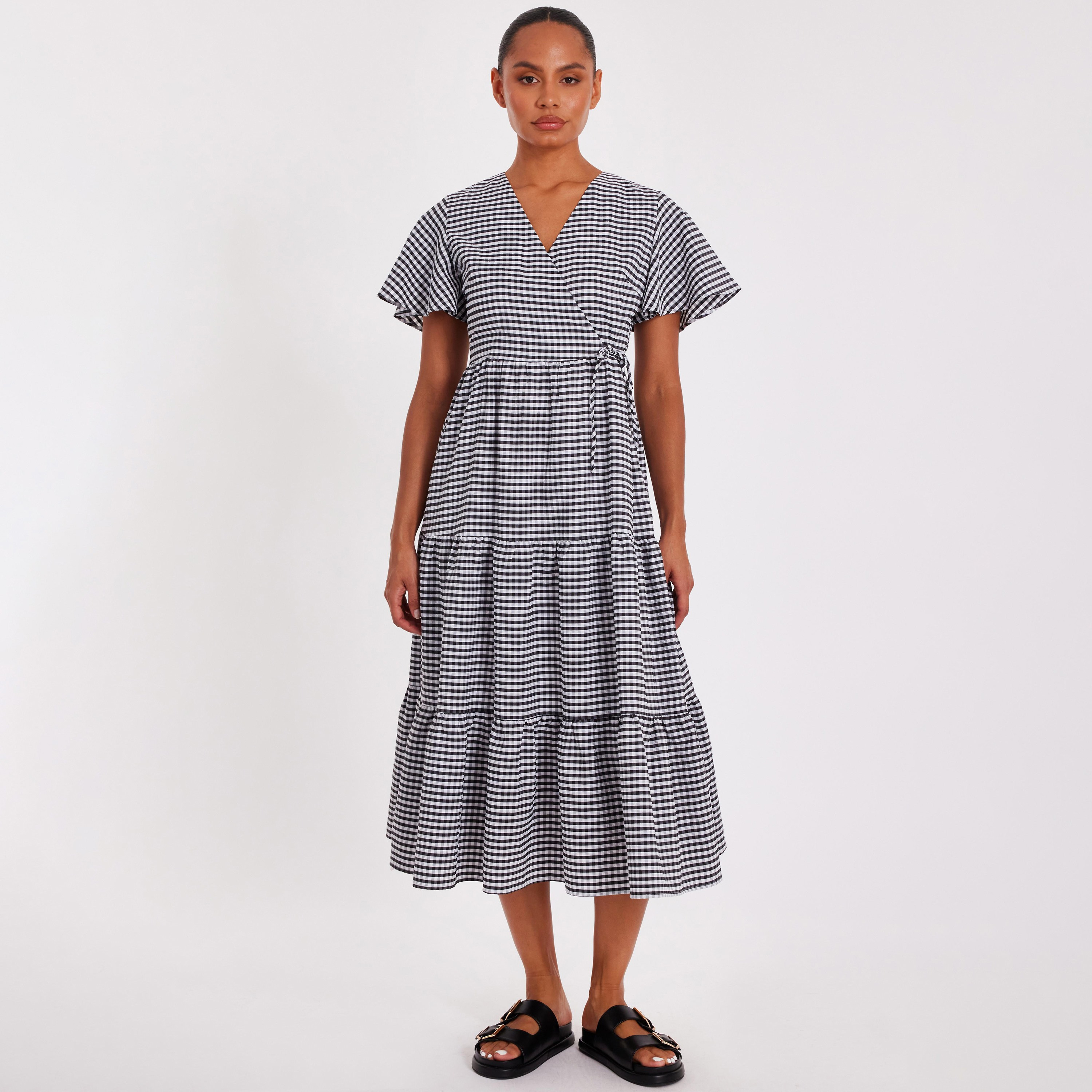 فستان نسائي لف بطبقات ونقشة مربعات "جينجهام" وأكمام فلوتر - أسود وأبيض من كويز-women-clothing-dresses-image-1