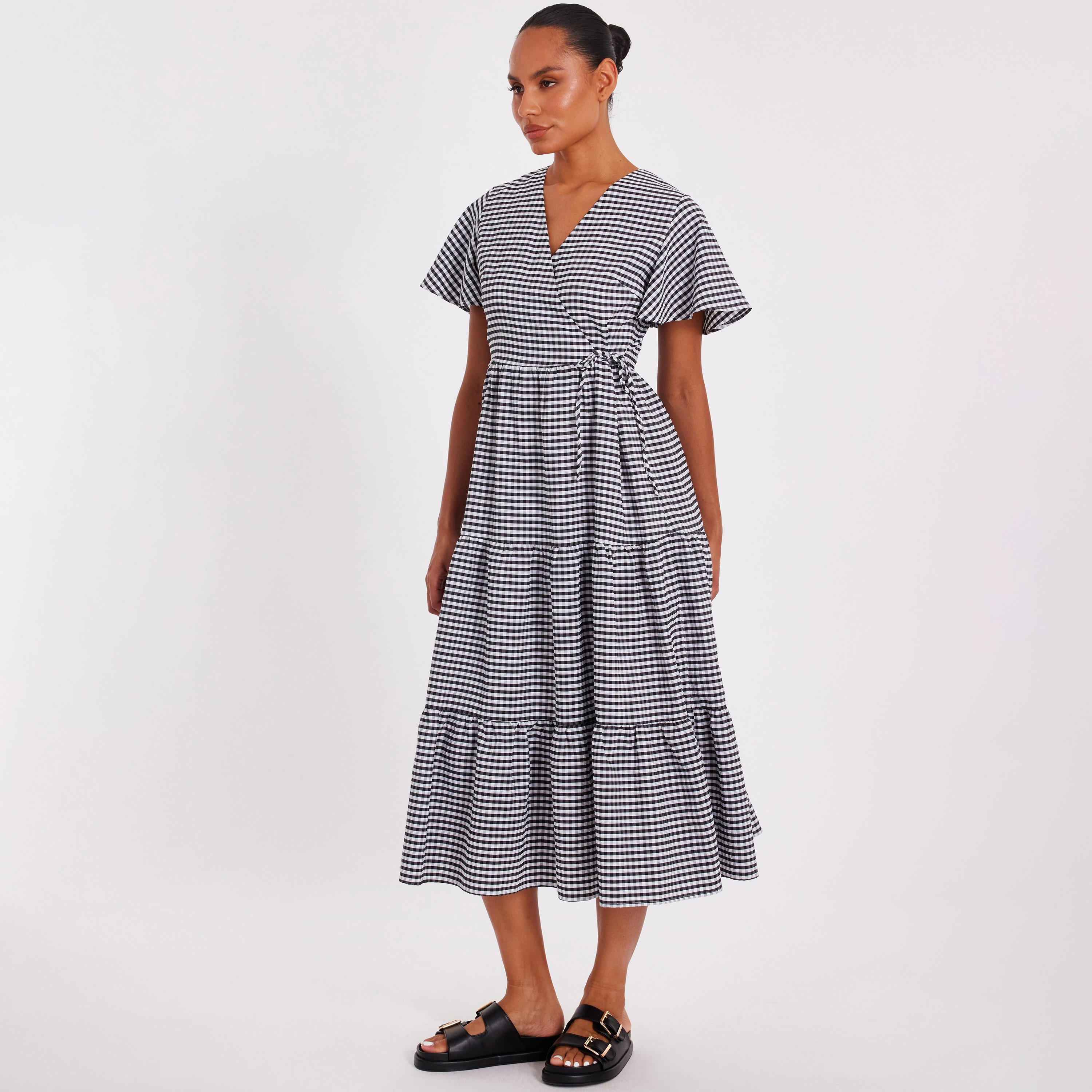 فستان نسائي لف بطبقات ونقشة مربعات "جينجهام" وأكمام فلوتر - أسود وأبيض من كويز-women-clothing-dresses-image-2