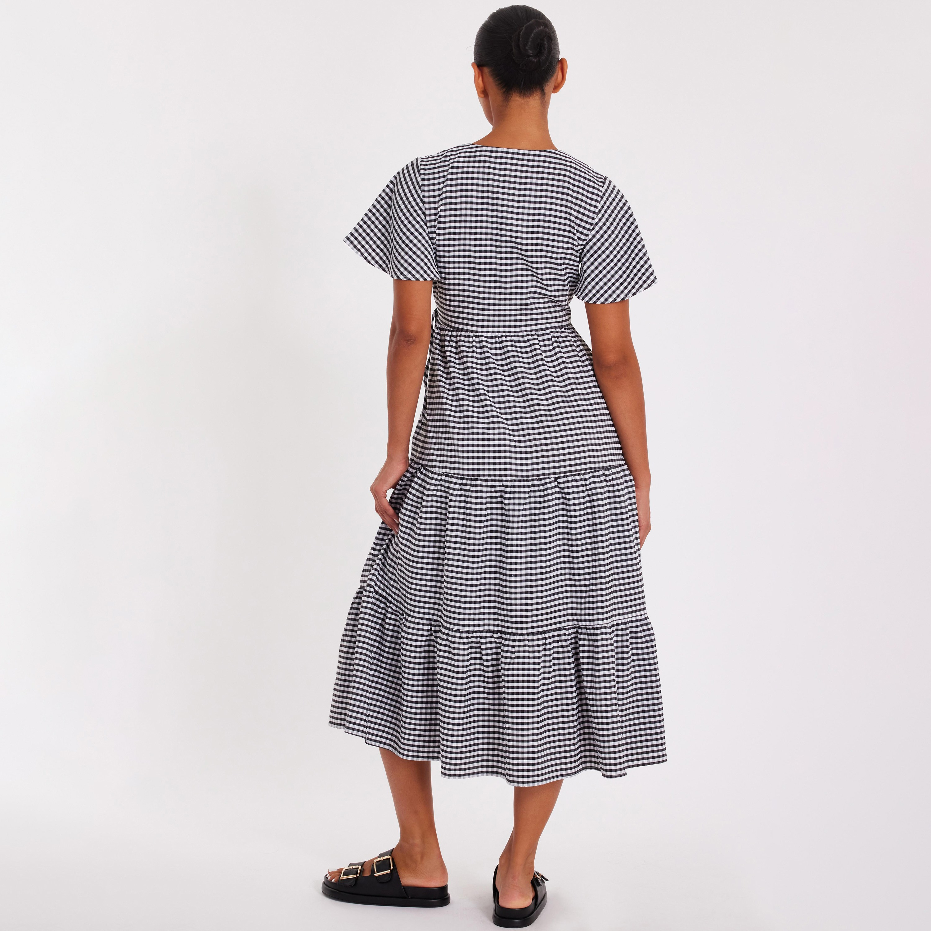فستان نسائي لف بطبقات ونقشة مربعات "جينجهام" وأكمام فلوتر - أسود وأبيض من كويز-women-clothing-dresses-image-3