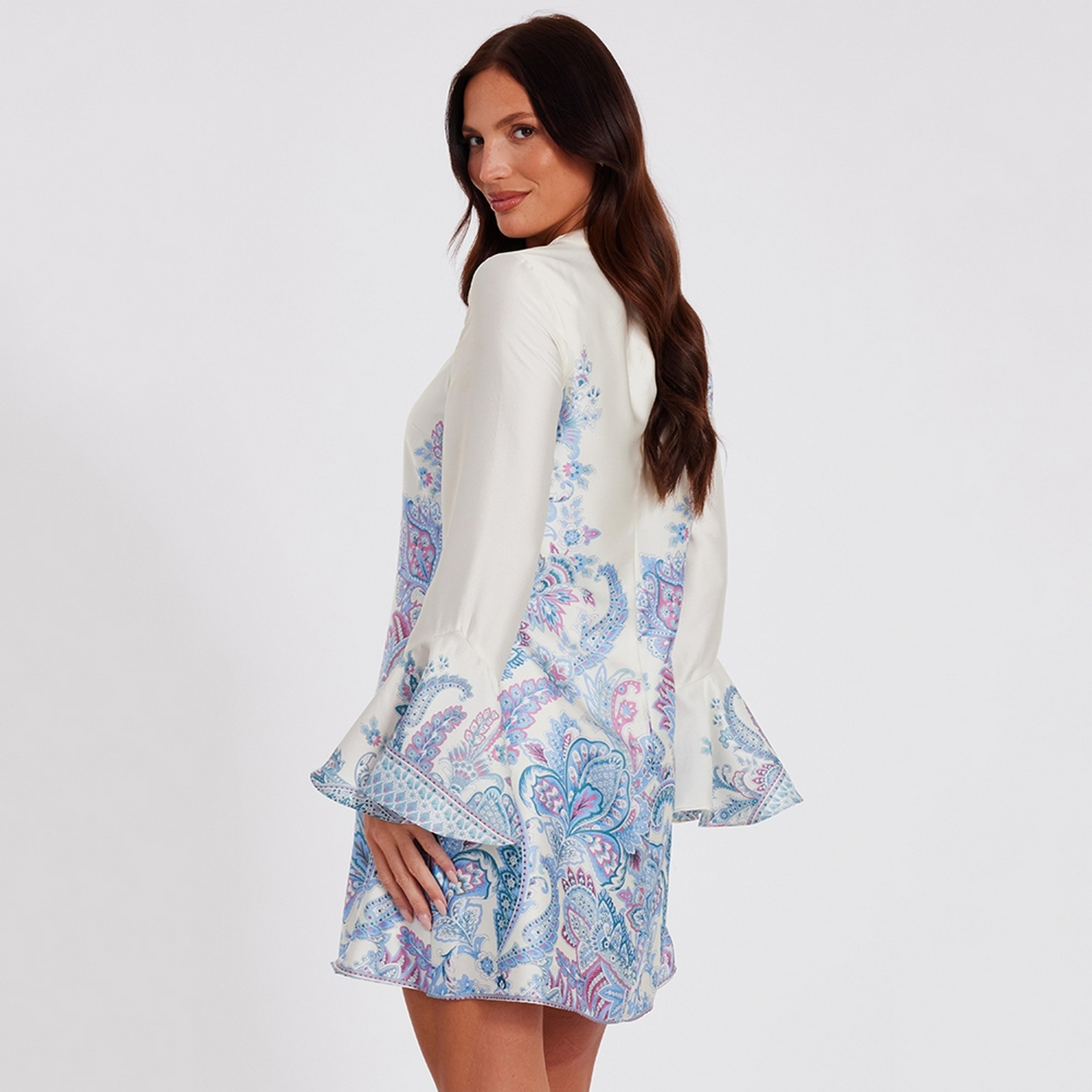 فستان ميني نسائي متعدد الألوان بأكمام جرس ورقبة وهمية من الساتان بنقشة البيزلي من كويز.-women-clothing-dresses-image-3